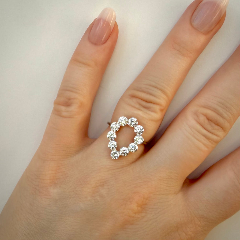2,08 ct Open Halo -timanttisormus – 14K Valkokulta sormessa valkoisella taustalla
