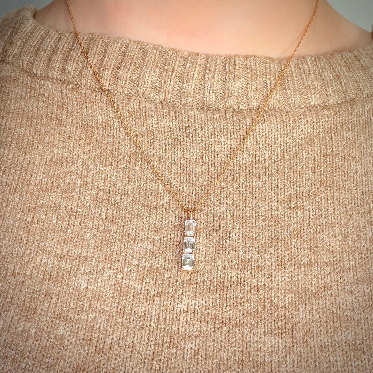 2,00 ct Emerald Cut -timanttikaulakoru kaulassa