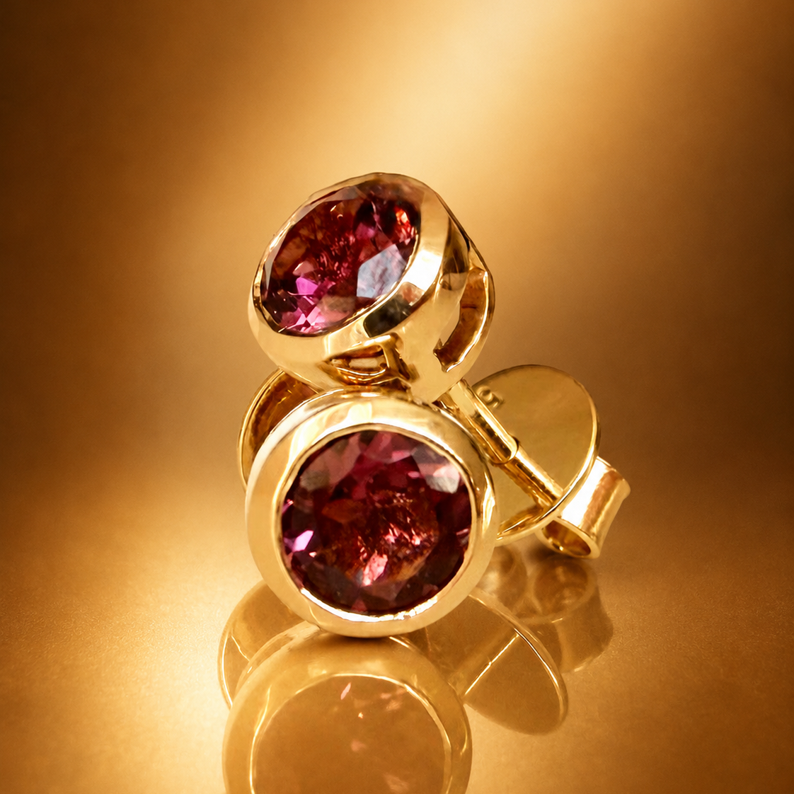 14K keltakultaiset luonnonturmaliinikorvakorut 2,12 ct pink turmaliini kultaisella taustalla