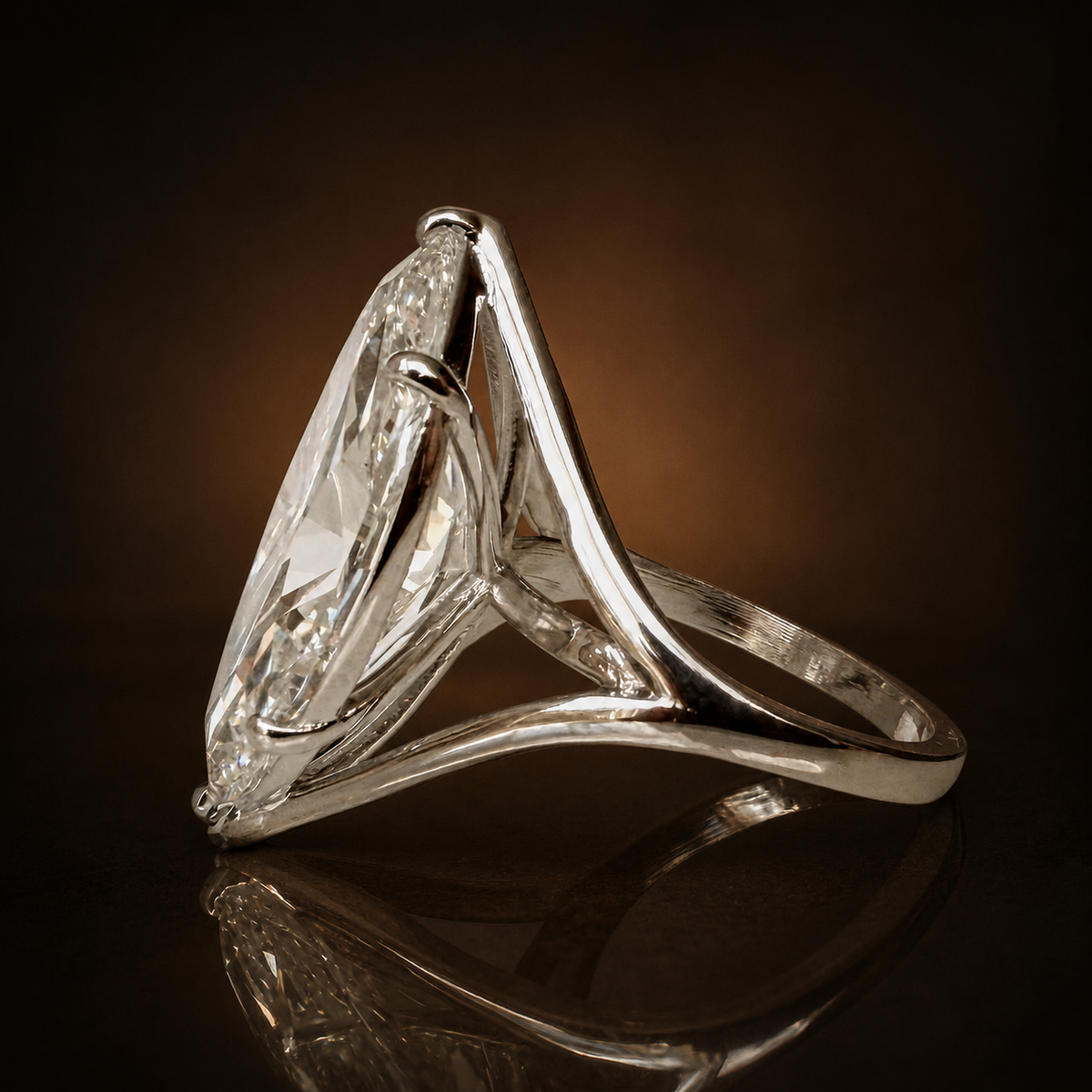 8,19 ct Marquise Cut -timanttisormus – F/VVS2 – 14K valkokulta – IGI tumman ruskealla taustalla sivuprofiilista