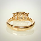3,01 ct Radiant Trilogy -timanttisormus – 14K keltakulta – IGI