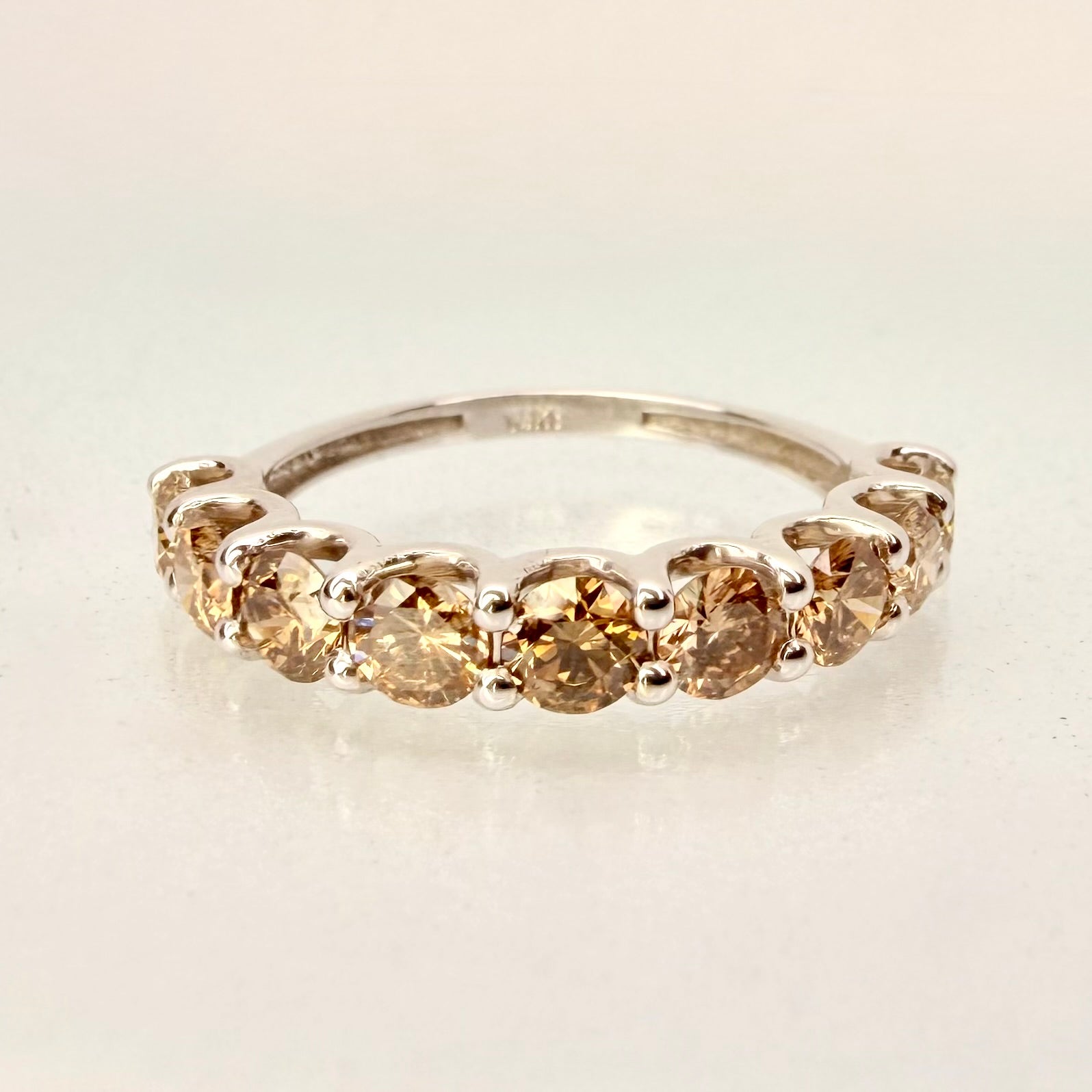 14K valkokultainen konjakkitimanttirivisormus 1,66 ct