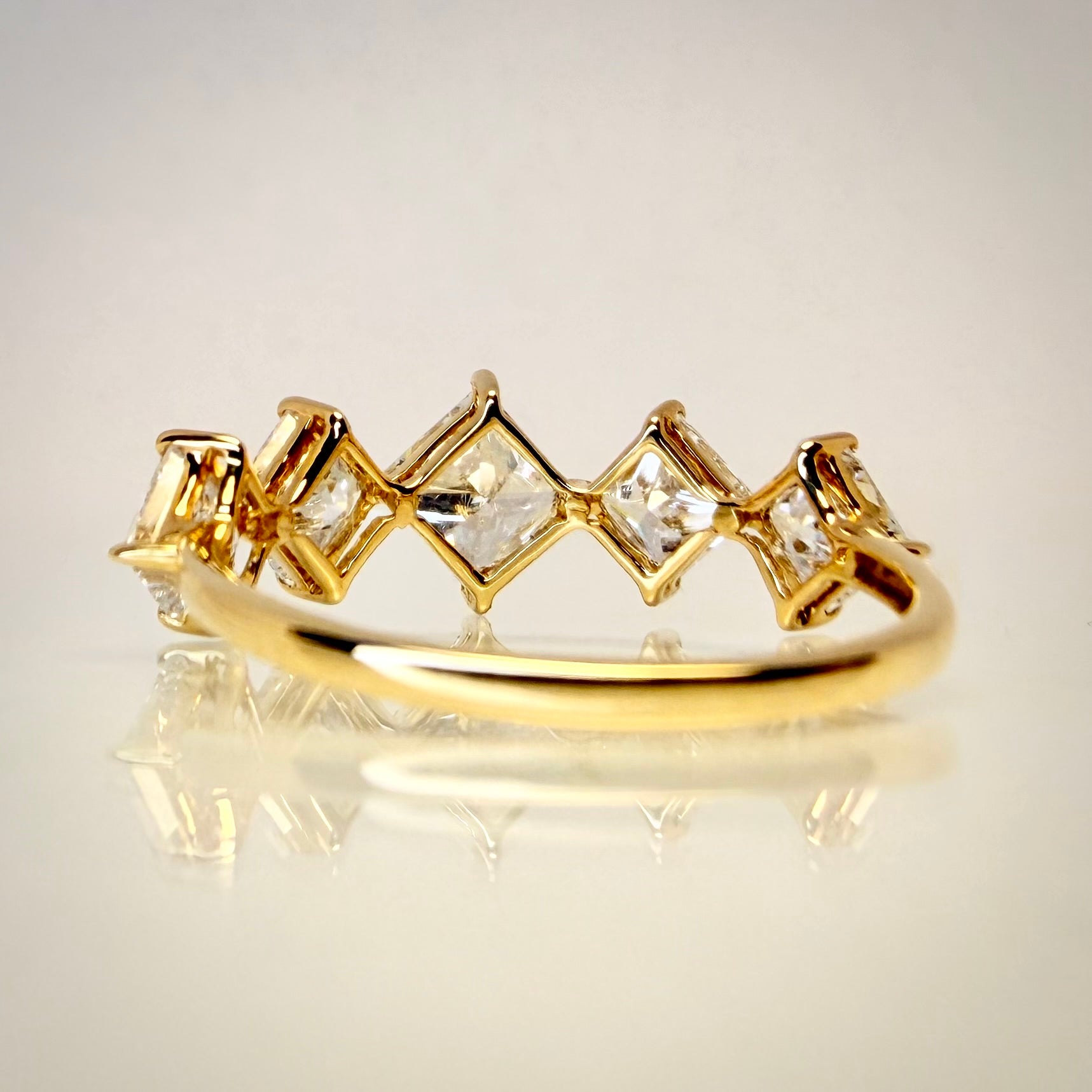 2,26 ct Princess Timanttisormus – 14K Keltakulta | HRD Antwerp Jewellery Report