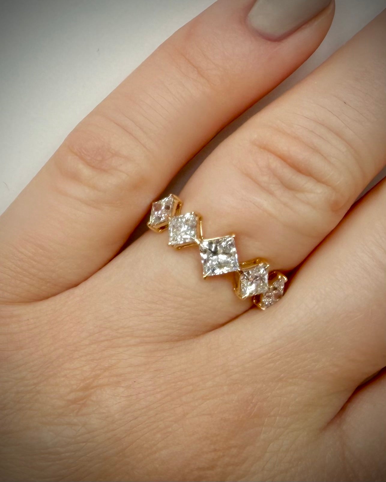 2,26 ct Princess Timanttisormus – 14K Keltakulta | HRD Antwerp Jewellery Report