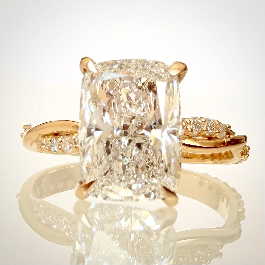3,21 ct Cushion modified brilliant -timanttisormus 14K keltakultaa