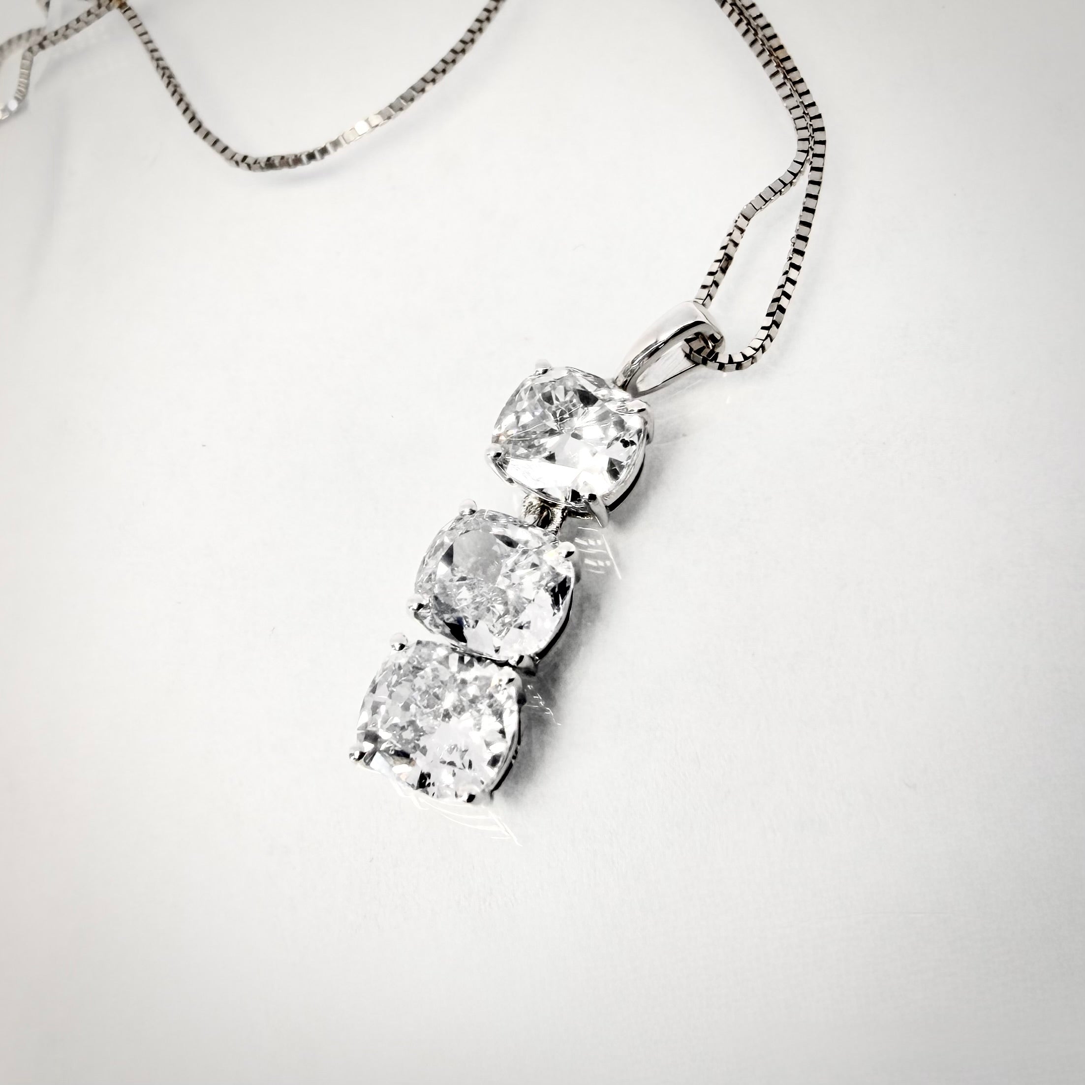 14K Valkokultainen Timanttiriipus 2,00 ct & 14K Valkokultaketju