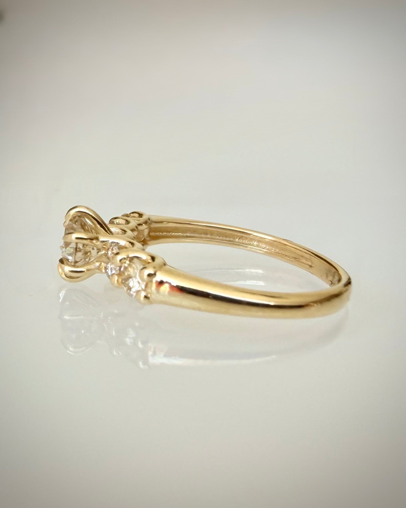 Luonnontimanttisormus 0,87 ct 14K keltakulta