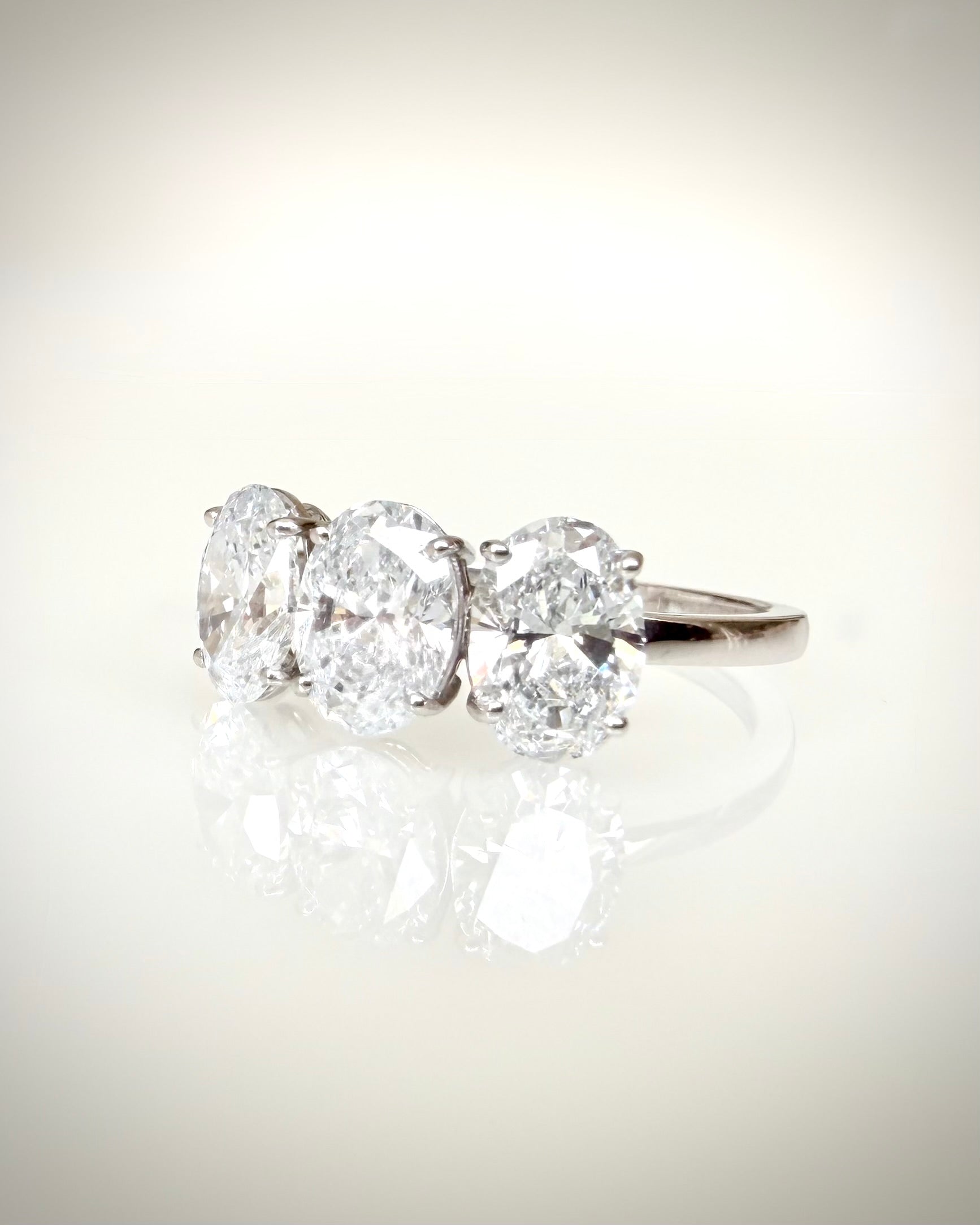 14K valkokultainen ovaali trilogy-timanttisormus 2,24 ct