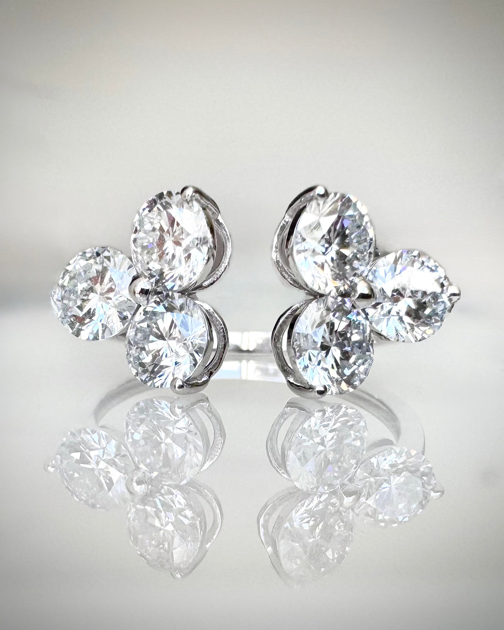 2,17 ct Open Cluster Timanttisormus – 14K Valkokulta | HRD Antwerp Jewellery Report