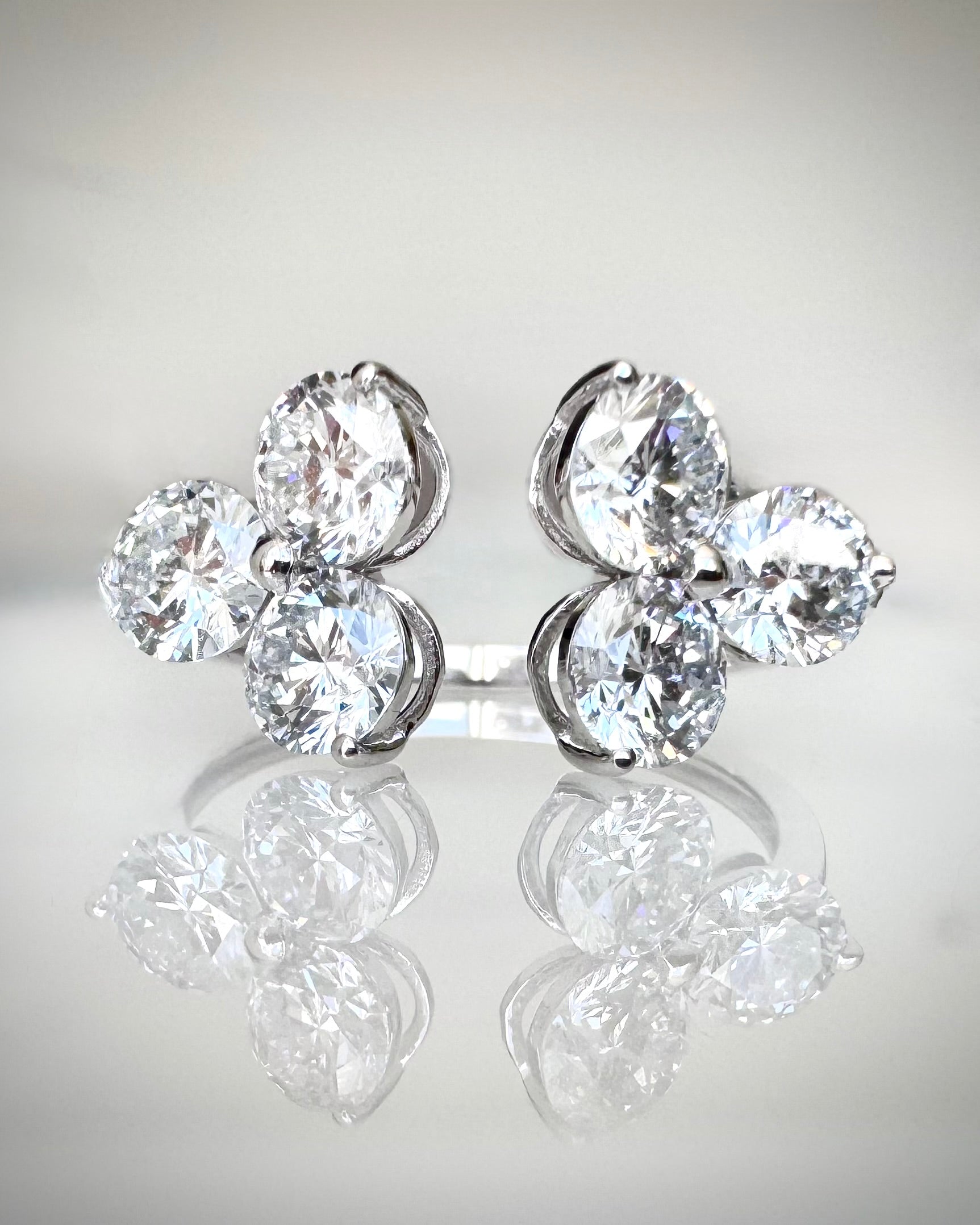 2,17 ct Open Cluster Timanttisormus – 14K Valkokulta | HRD Antwerp Jewellery Report