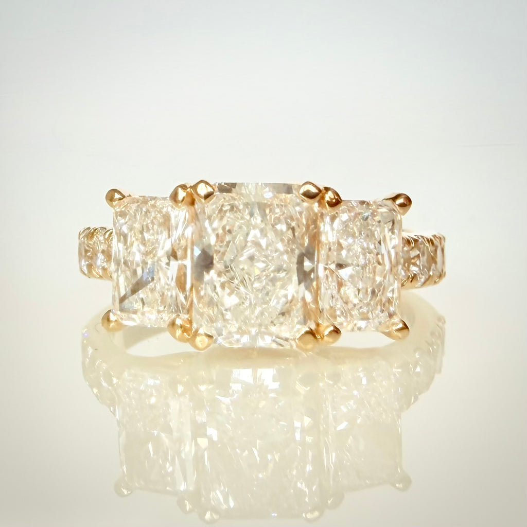 3,01 ct Radiant Trilogy -timanttisormus – 14K keltakulta – IGI