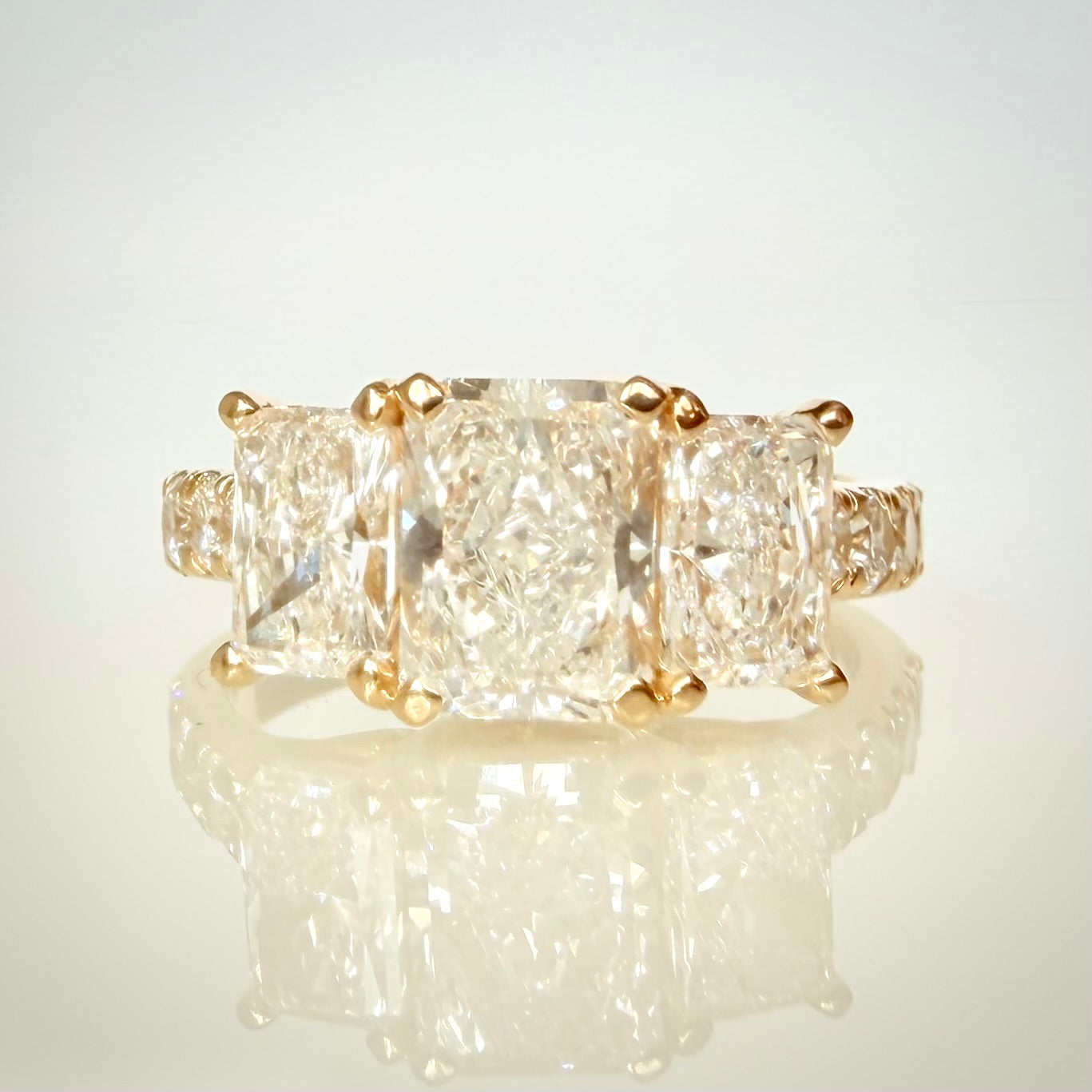 3,01 ct Radiant Trilogy -timanttisormus – 14K keltakulta – IGI