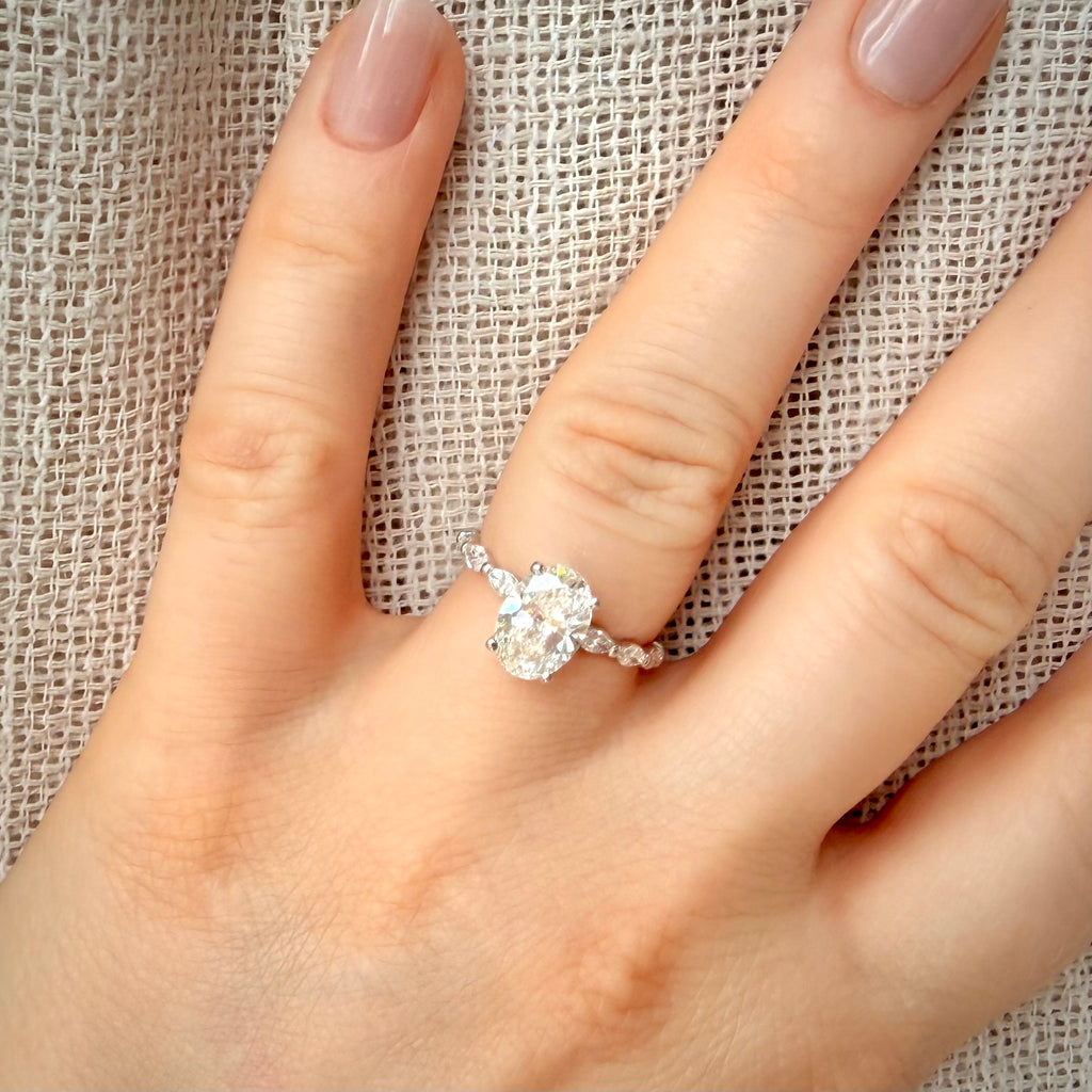 2,42 ct ovaali timanttisormus – IGI E/VVS2 – 14k valkokulta