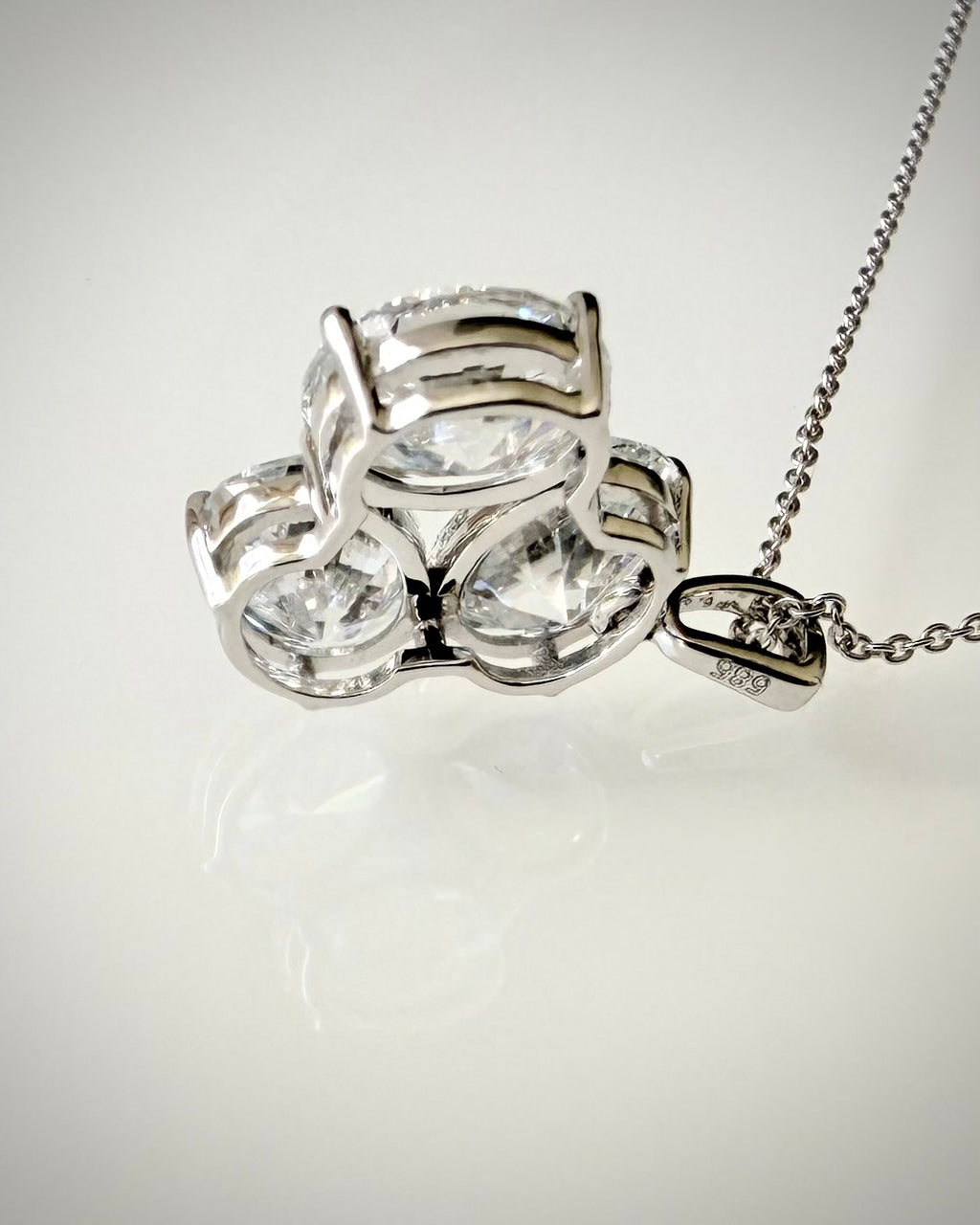 14K Valkokultainen Timanttiriipus 2,26 ct
