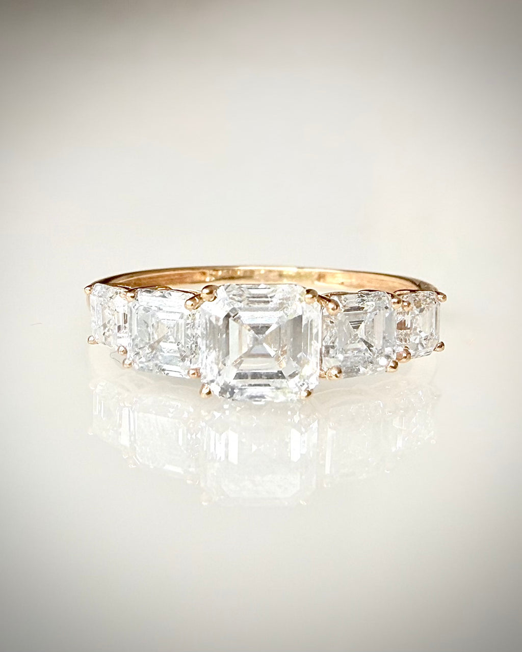 Timanttisormus 2,30 ct:n Asscher 5-Stone 14k keltakulta