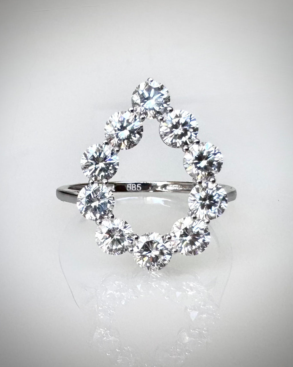 2,08 ct Open Halo -timanttisormus – 14K Valkokulta | HRD Antwerp Jewellery Report