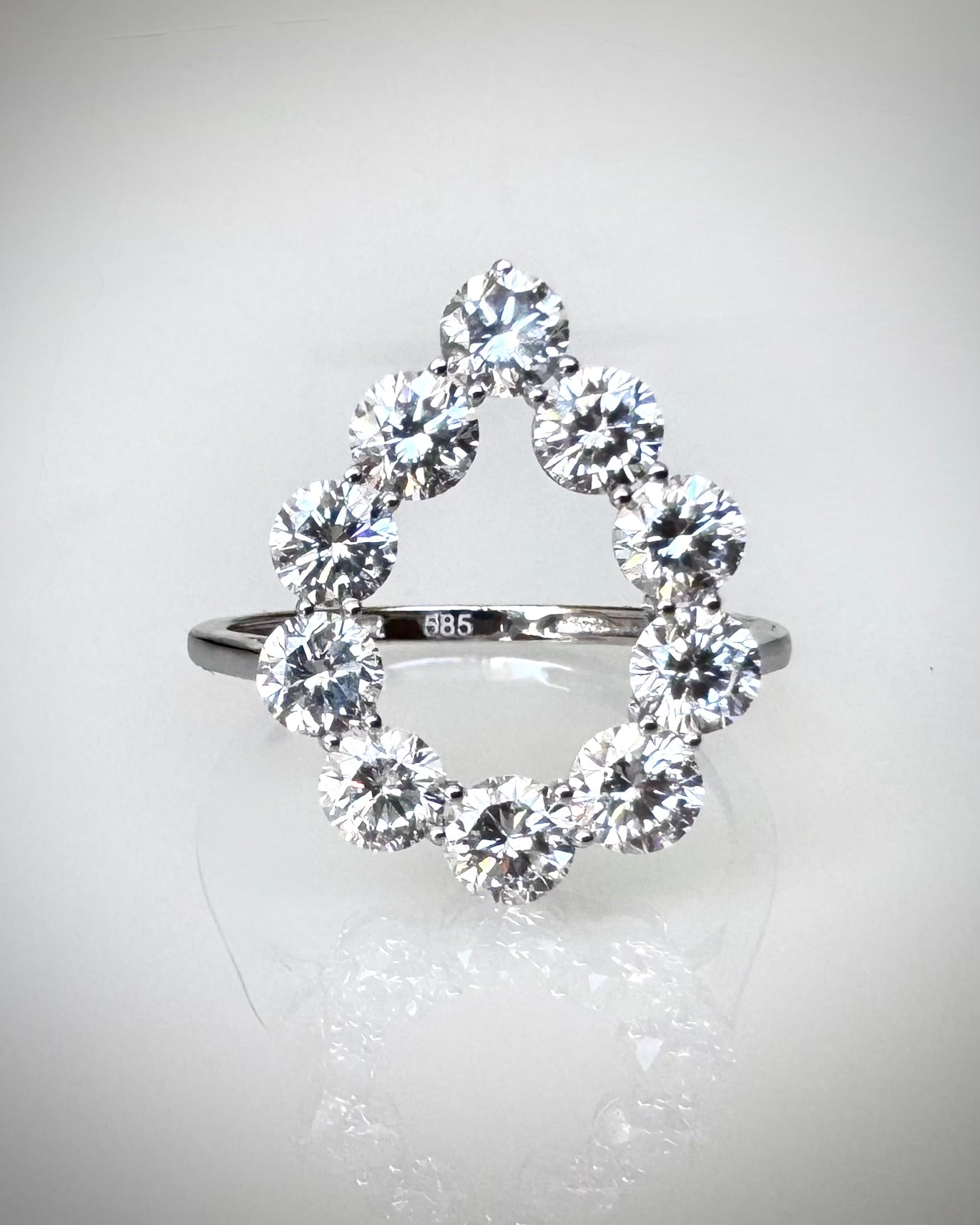 2,08 ct Open Halo -timanttisormus – 14K Valkokulta | HRD Antwerp Jewellery Report