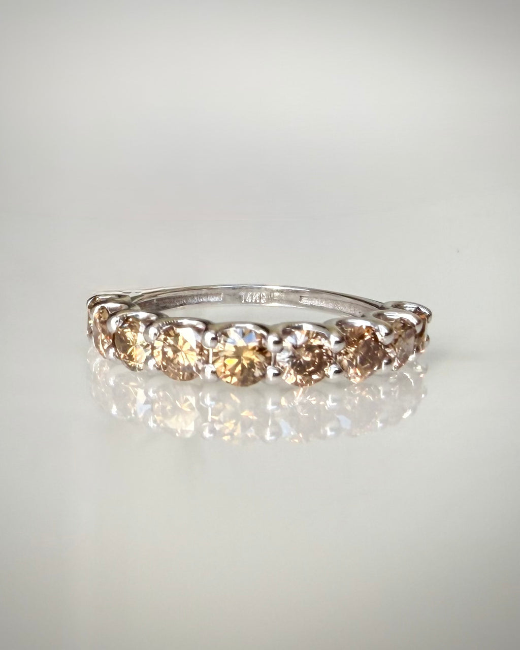 14K valkokultainen konjakkitimanttirivisormus 1,66 ct
