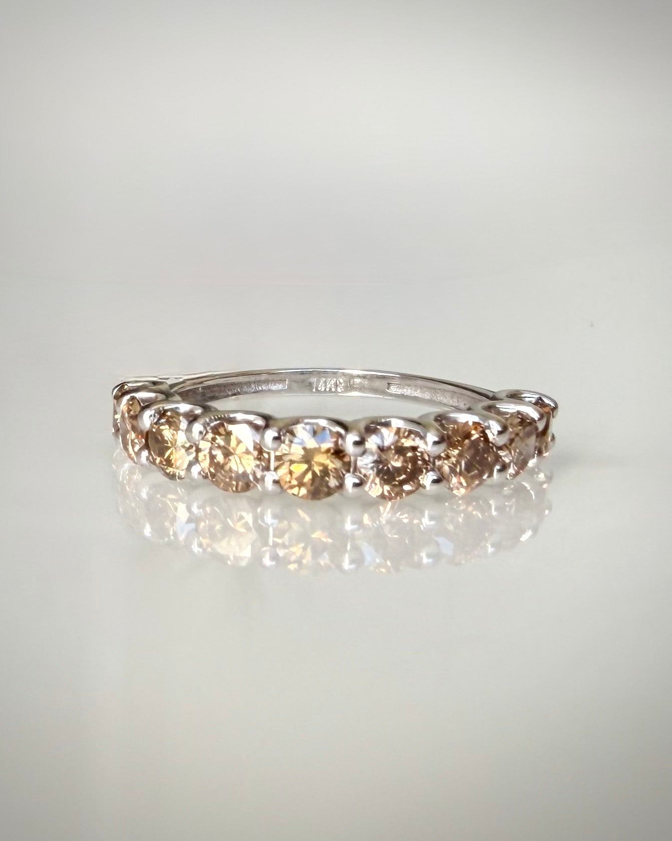 14K valkokultainen konjakkitimanttirivisormus 1,66 ct