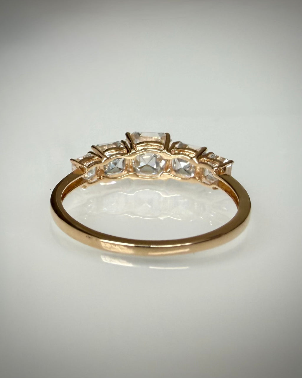 Timanttisormus 2,30 ct:n Asscher 5-Stone 14k keltakulta