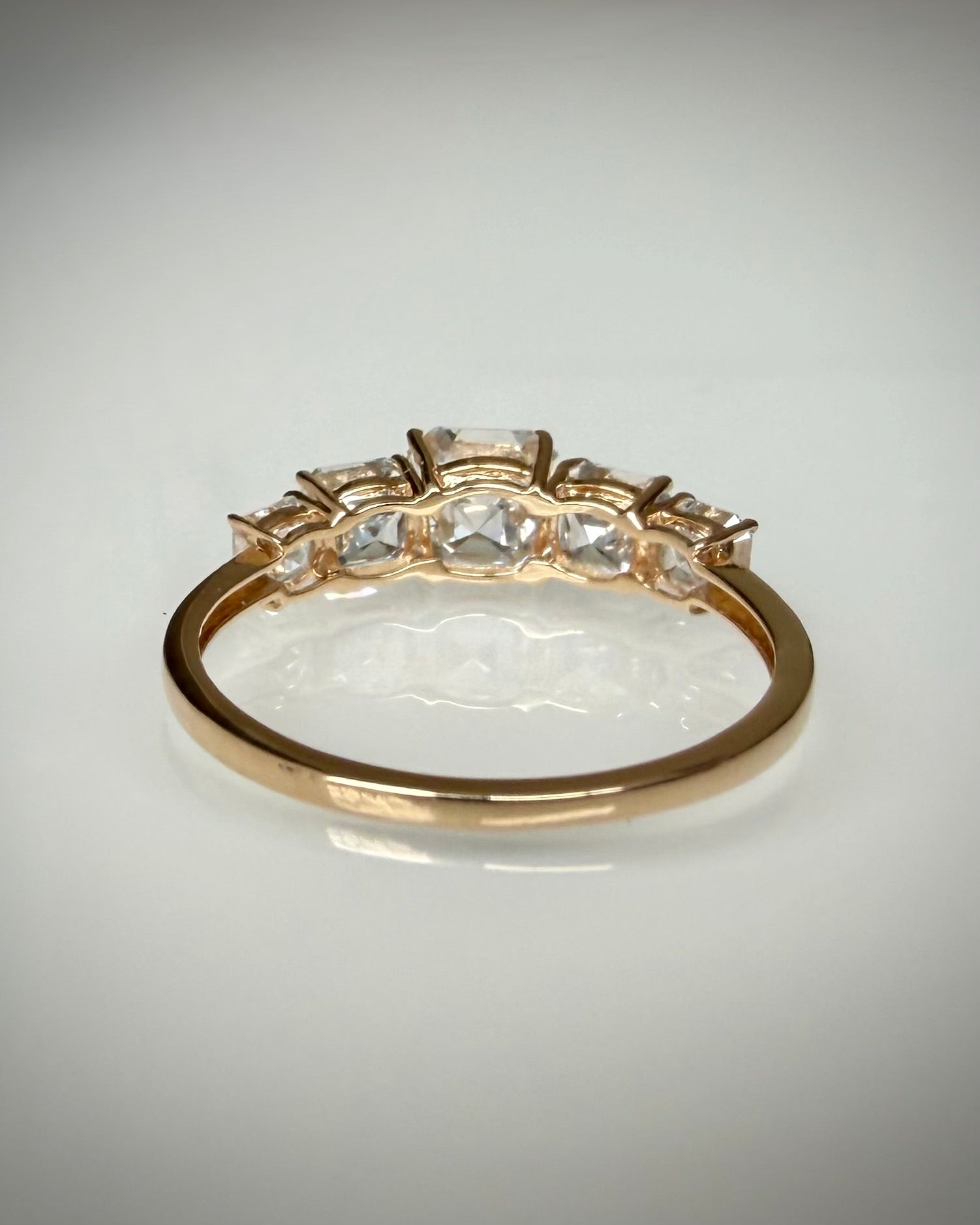 Timanttisormus 2,30 ct:n Asscher 5-Stone 14k keltakulta