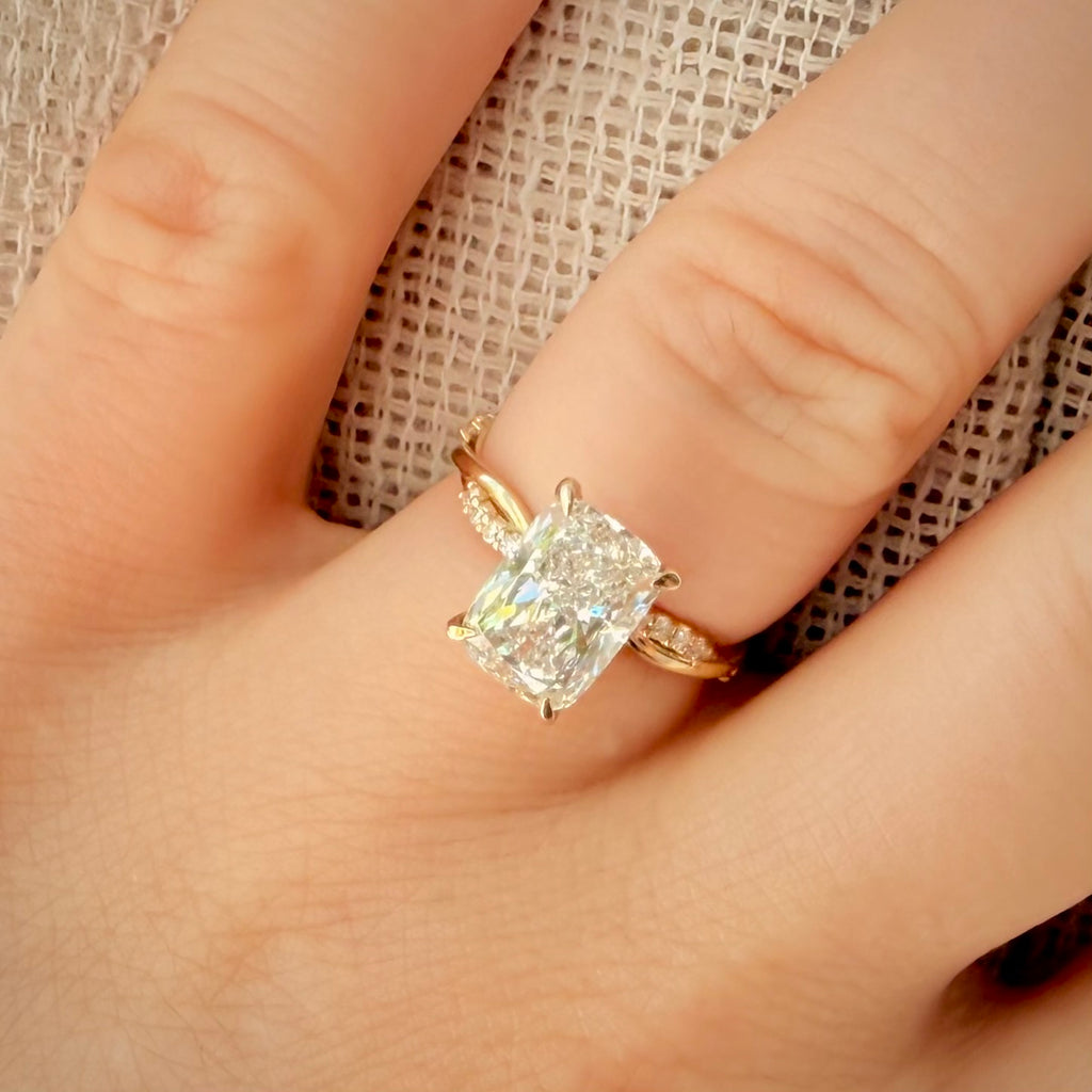 3,21 ct Cushion modified brilliant -timanttisormus 14K keltakultaa
