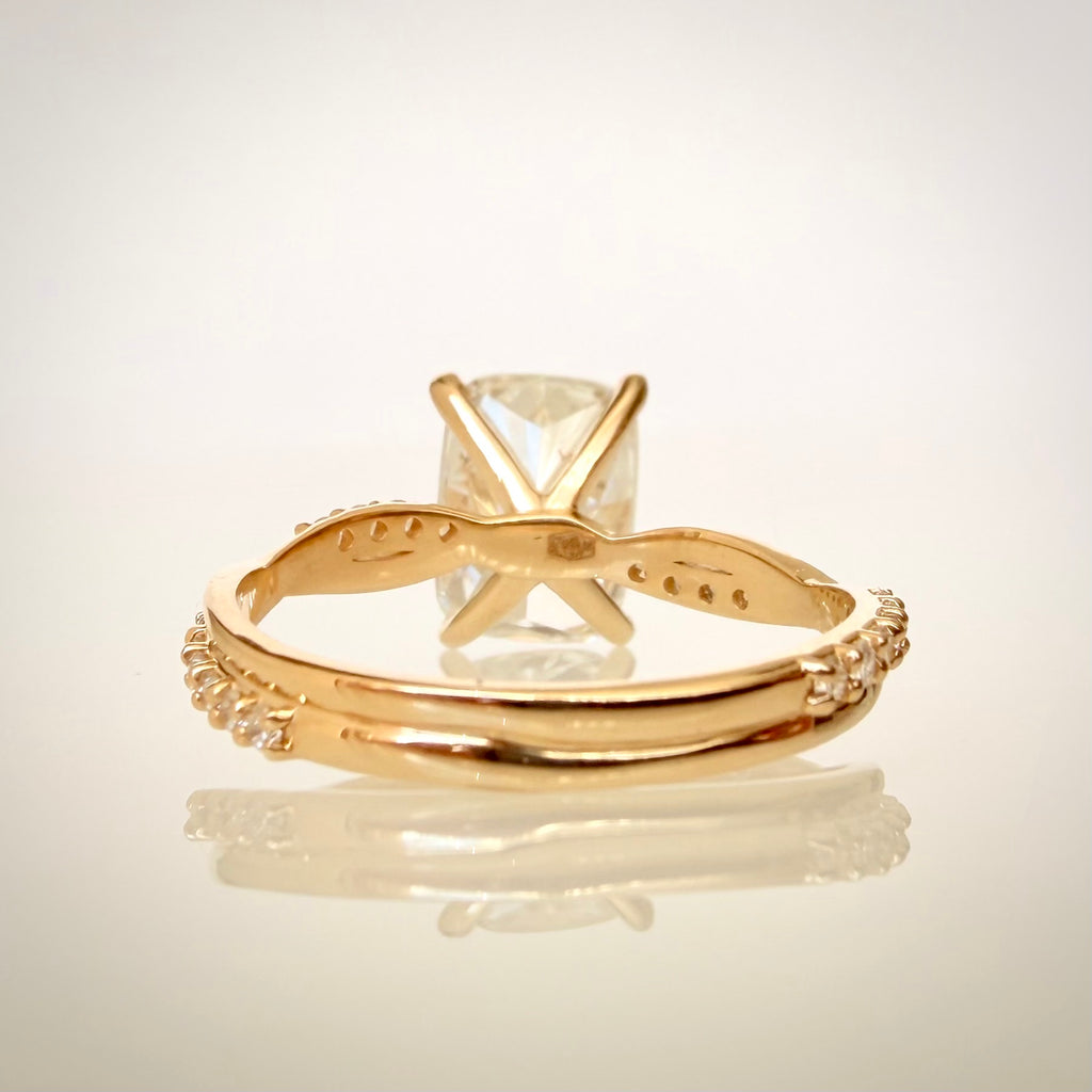 3,21 ct Cushion modified brilliant -timanttisormus 14K keltakultaa