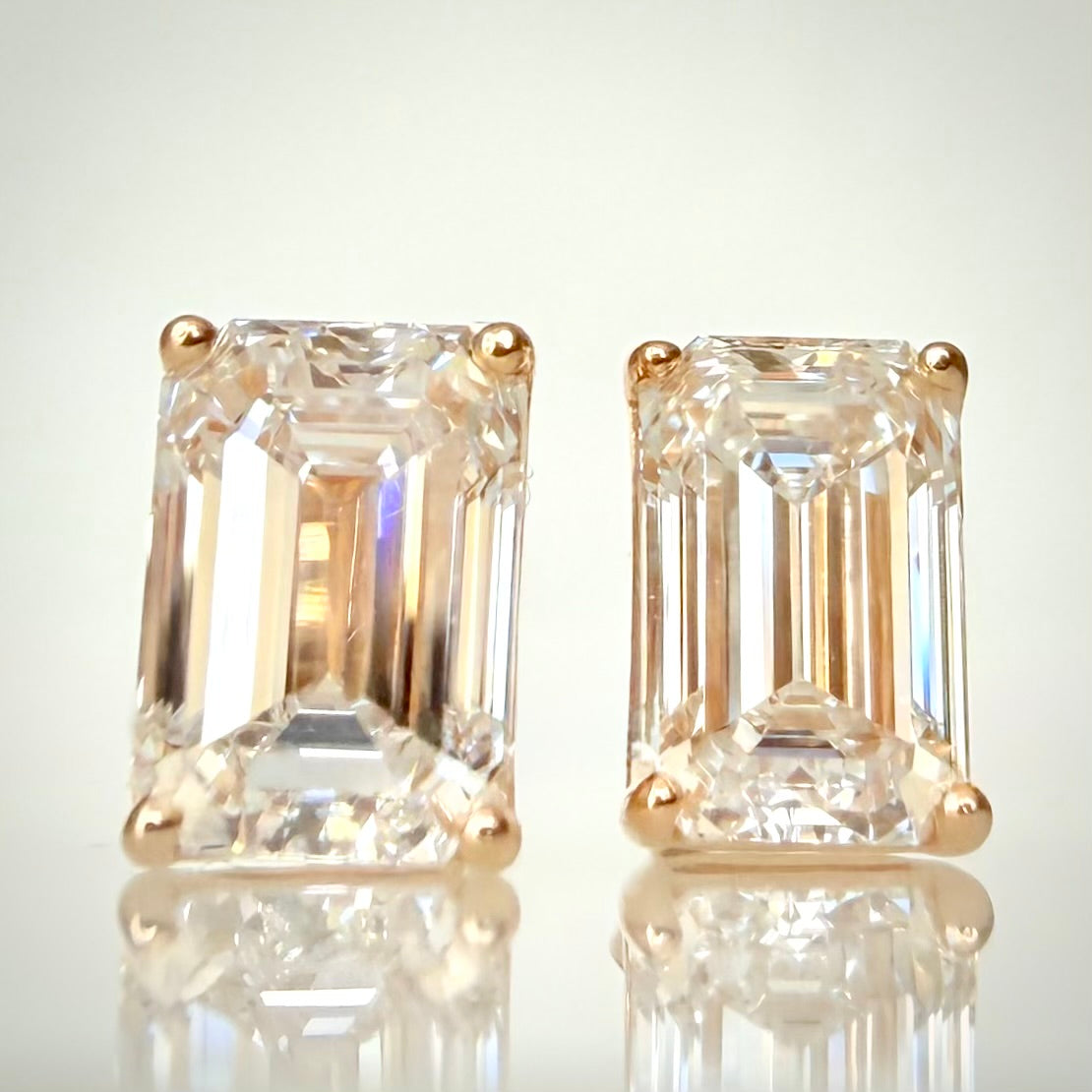 14 kt keltakultaiset smaragdihiotut timanttikorvakorut 2,13 ct – IGI