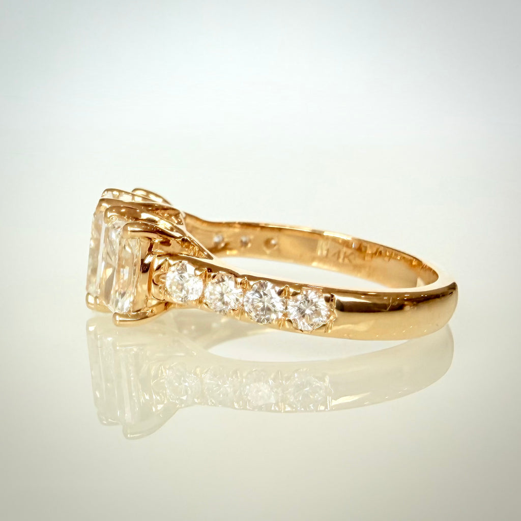 3,01 ct Radiant Trilogy -timanttisormus – 14K keltakulta – IGI