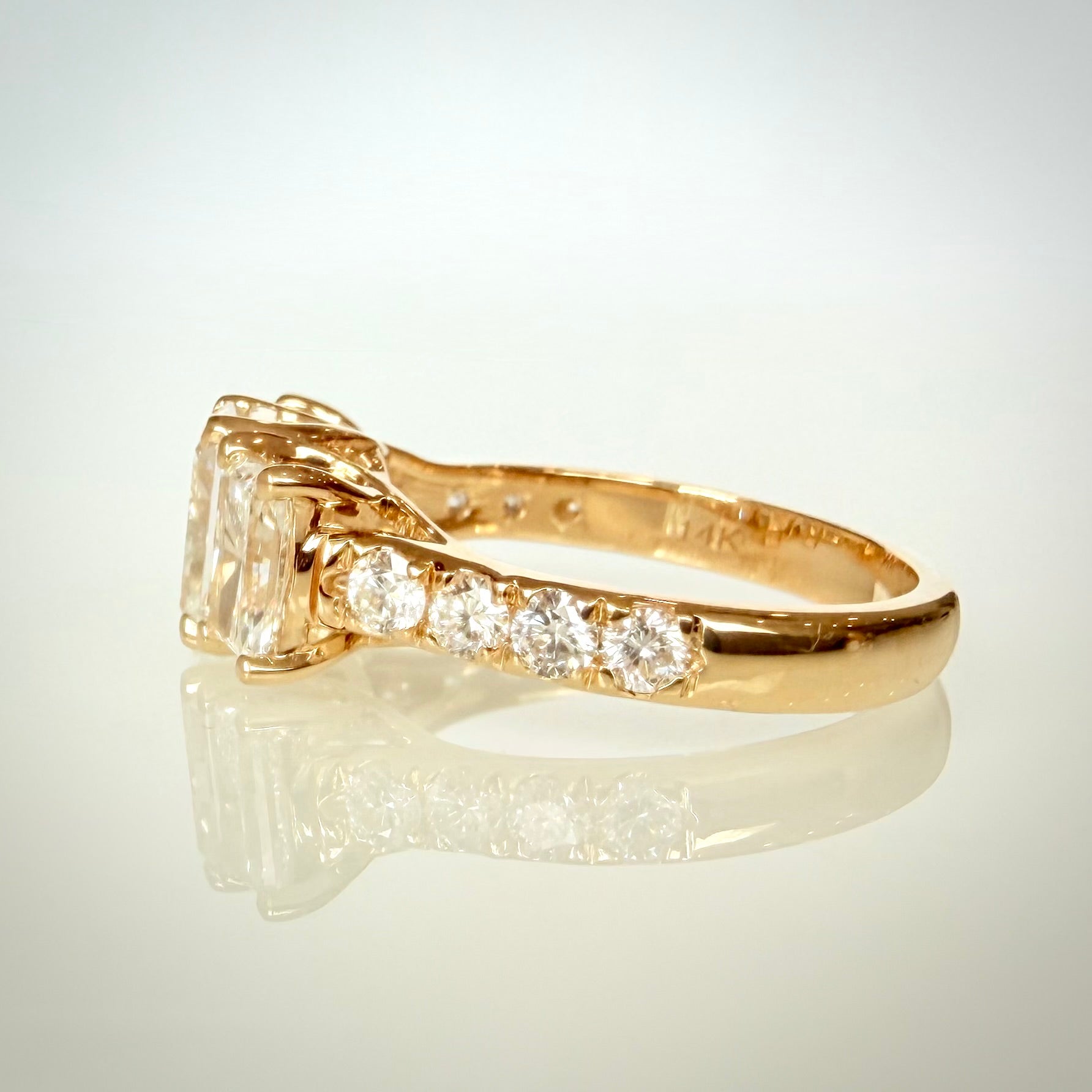 3,01 ct Radiant Trilogy -timanttisormus – 14K keltakulta – IGI