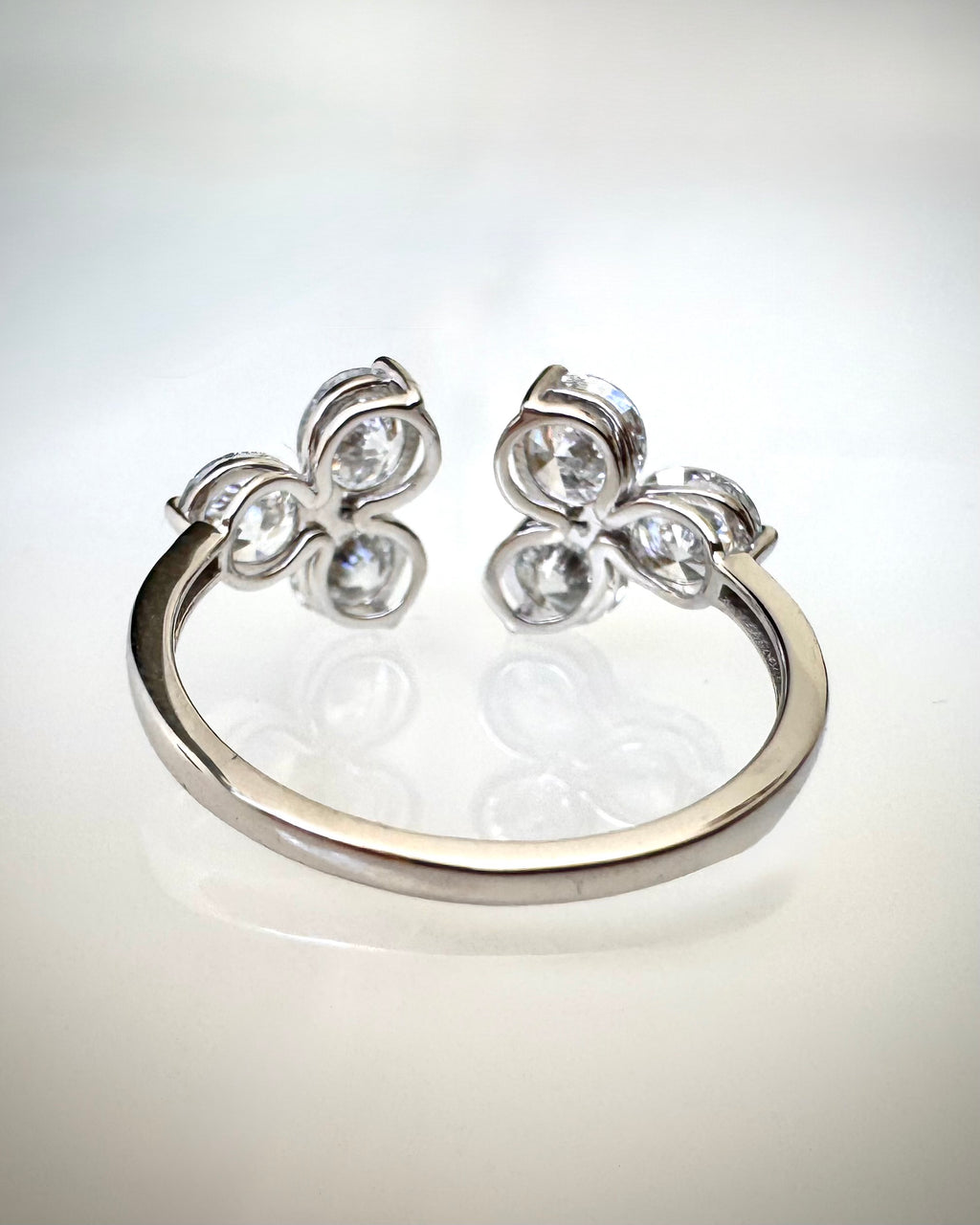 2,17 ct Open Cluster Timanttisormus – 14K Valkokulta | HRD Antwerp Jewellery Report