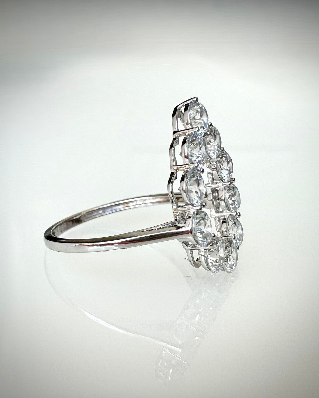 2,08 ct Open Halo -timanttisormus – 14K Valkokulta | HRD Antwerp Jewellery Report