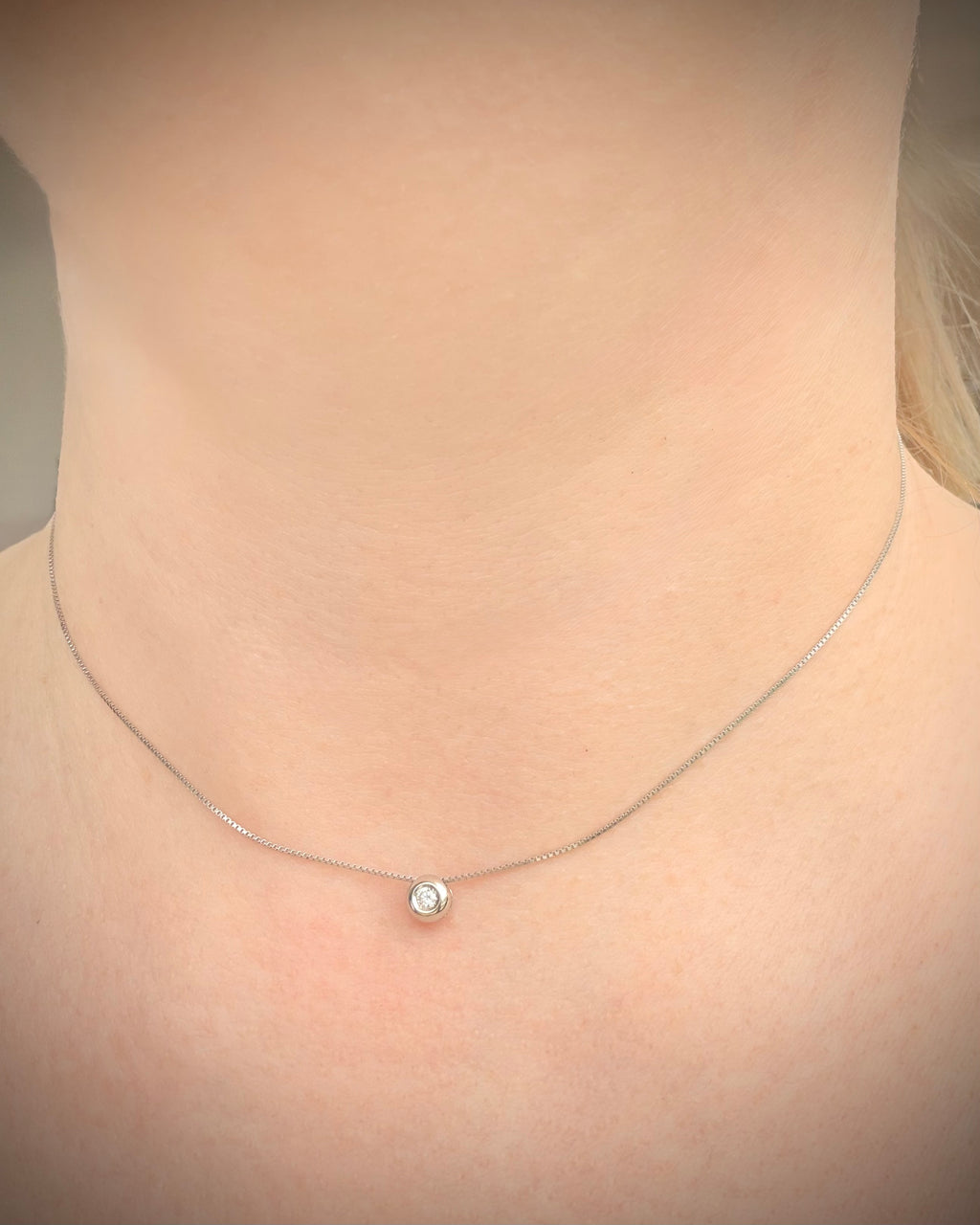 18k valkokultainen timanttikaulakoru 0,03 ct