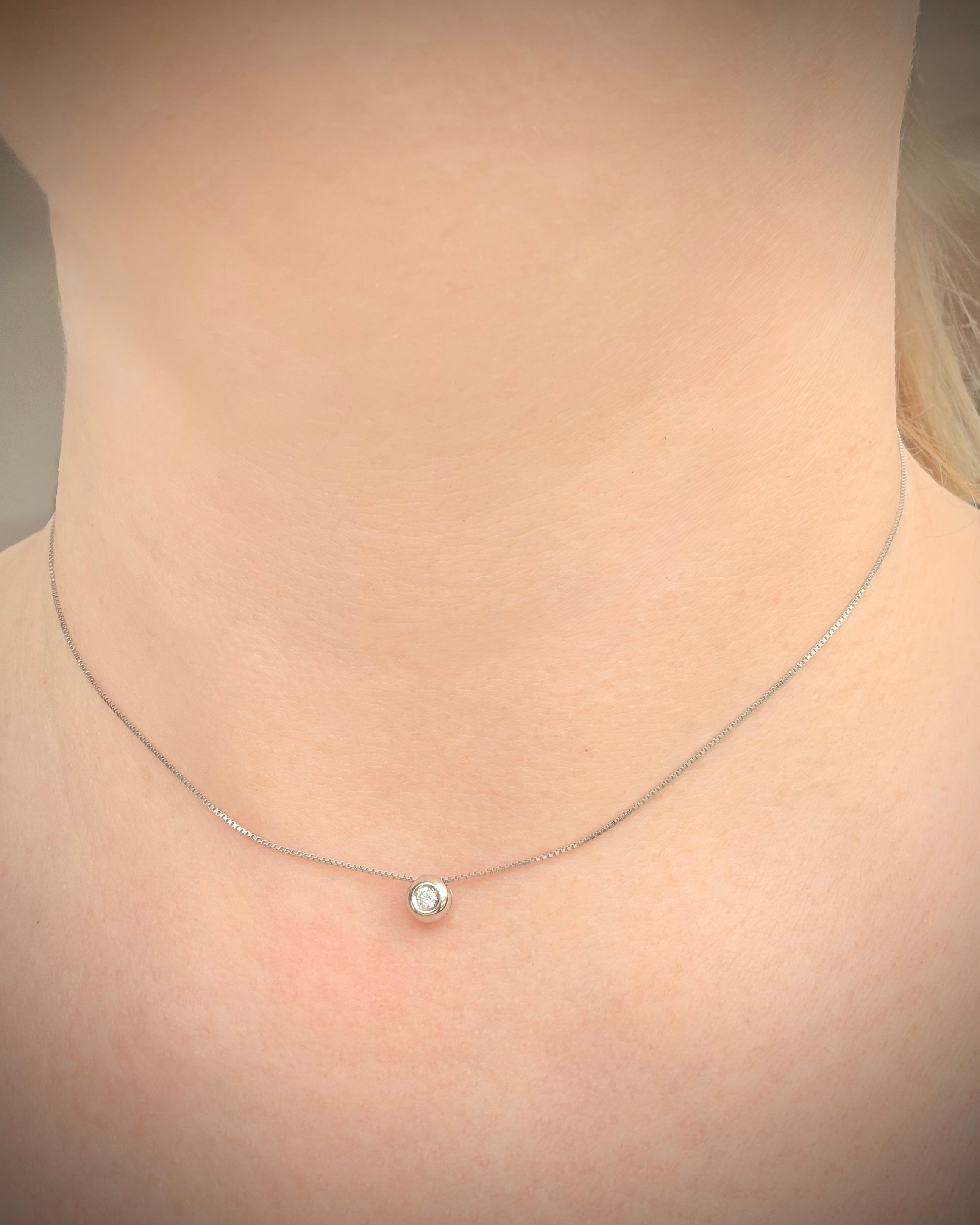 18k valkokultainen timanttikaulakoru 0,03 ct