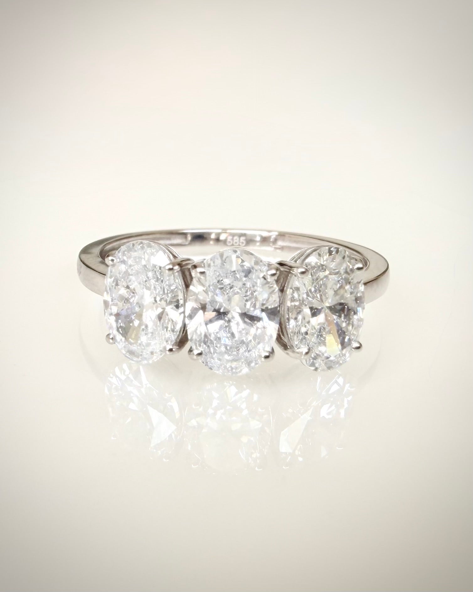14K valkokultainen ovaali trilogy-timanttisormus 2,24 ct
