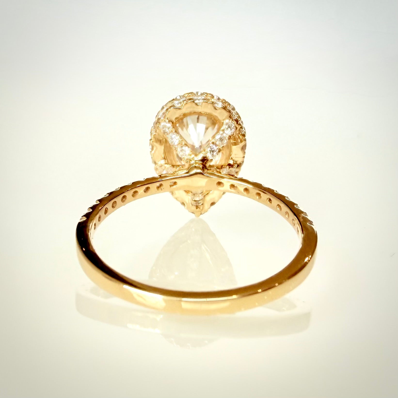 2,60 ct Pear Halo -timanttisormus – Hidden Halo – 14K keltakulta – IGI