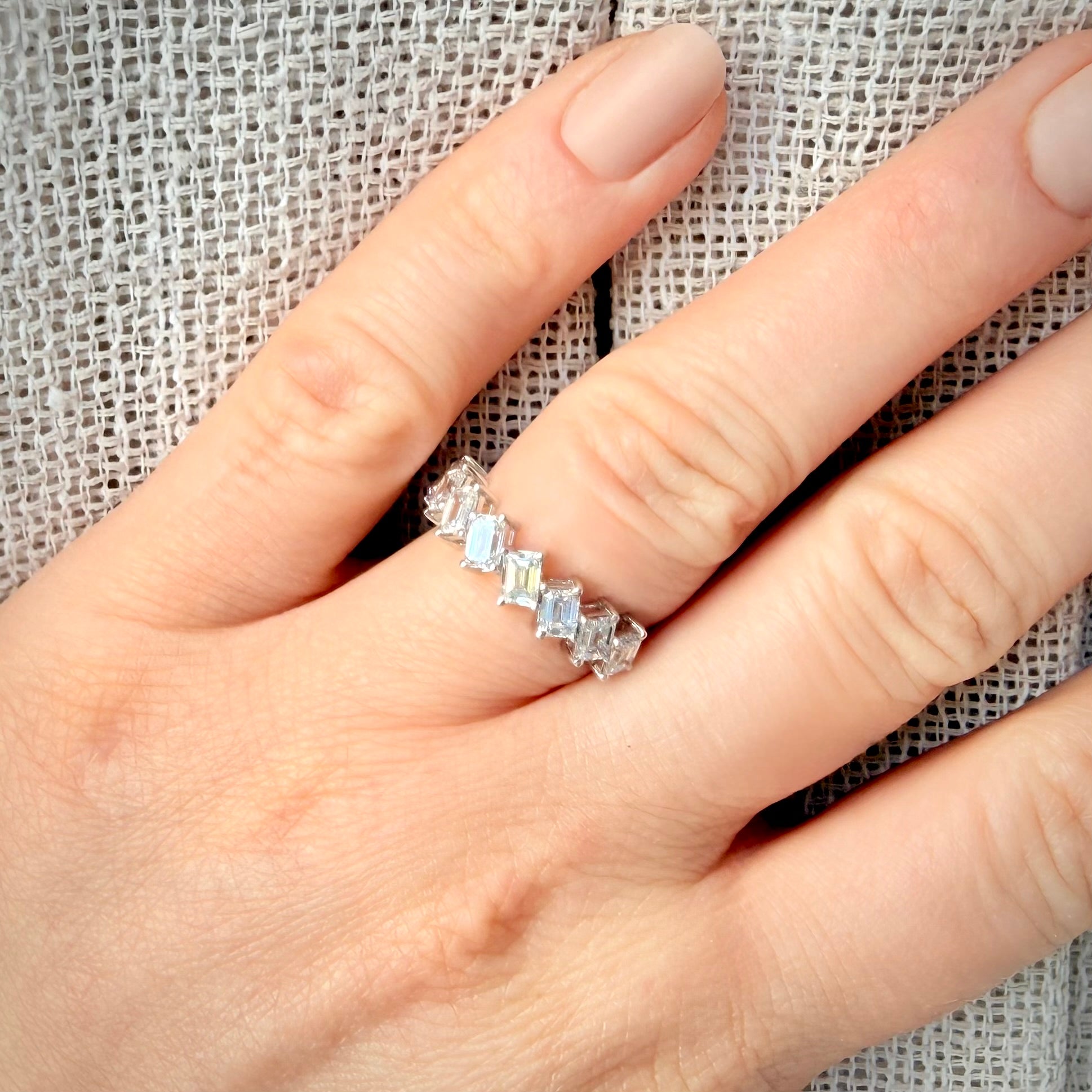 14K valkokultainen timanttisormus 2,01 ct – Emerald Cut – E–F/VVS – HRD