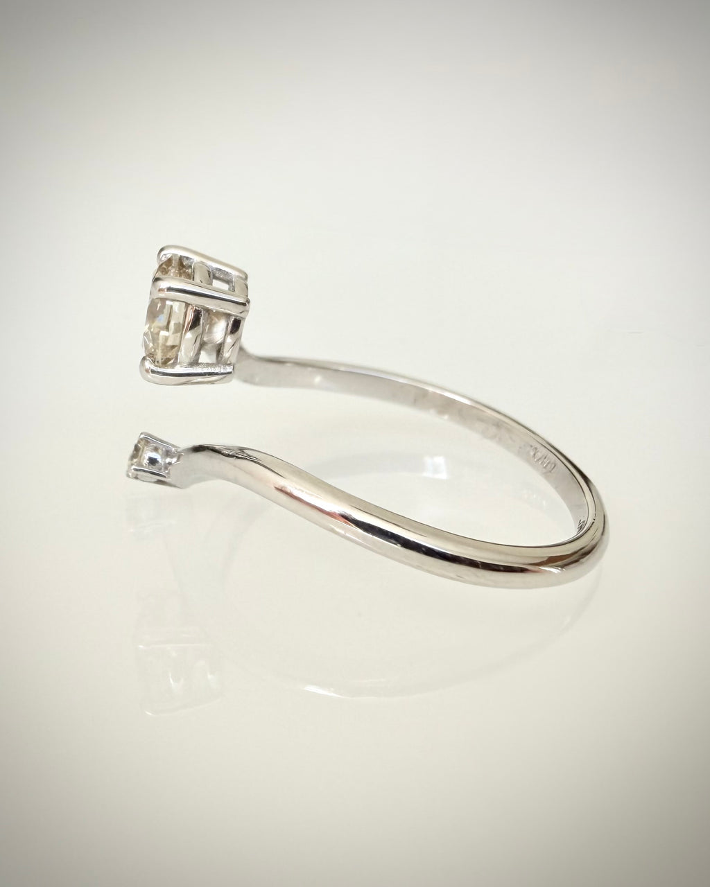 14K Valkokultainen Luonnontimanttisormus 0,76 ct