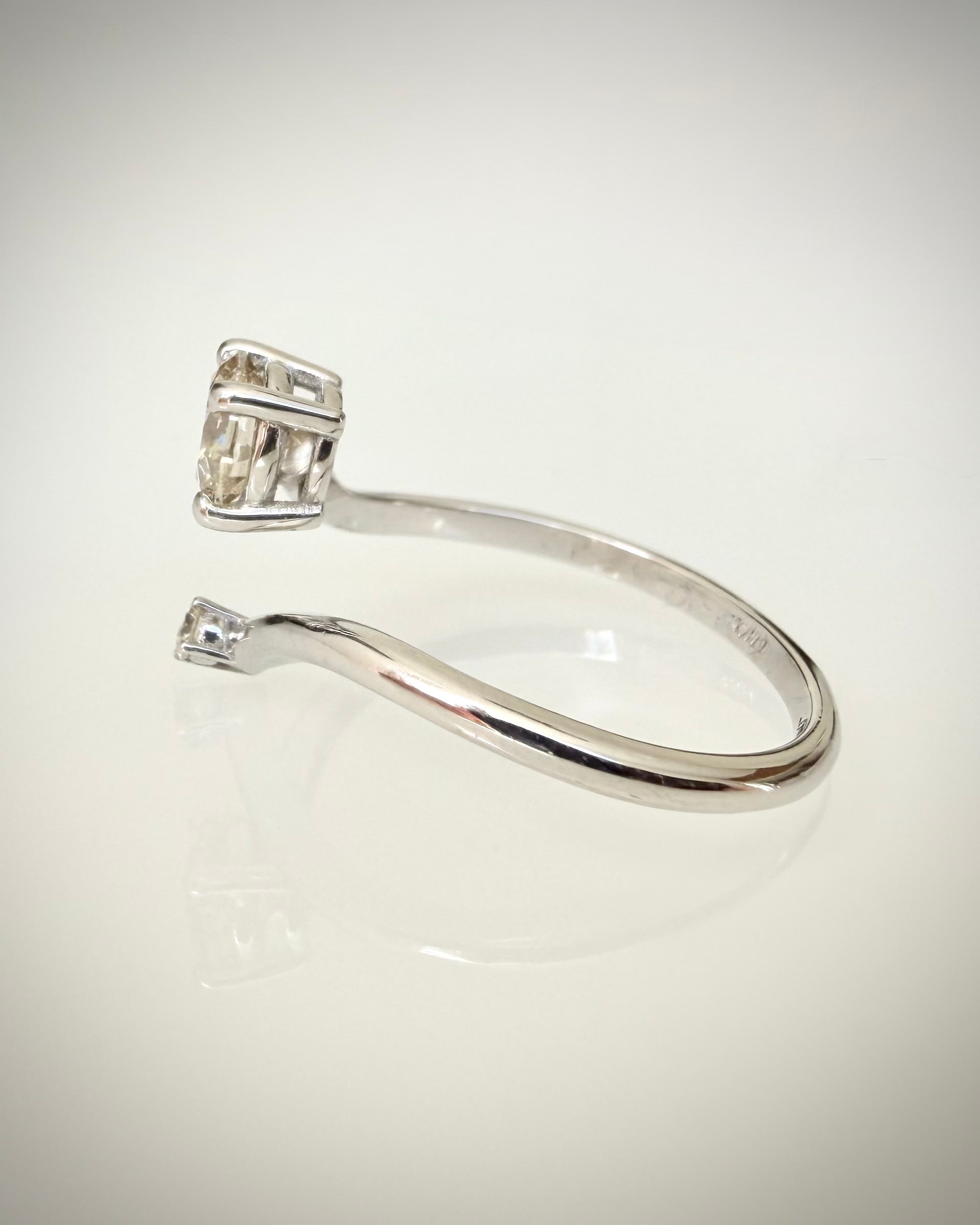 14K Valkokultainen Luonnontimanttisormus 0,76 ct