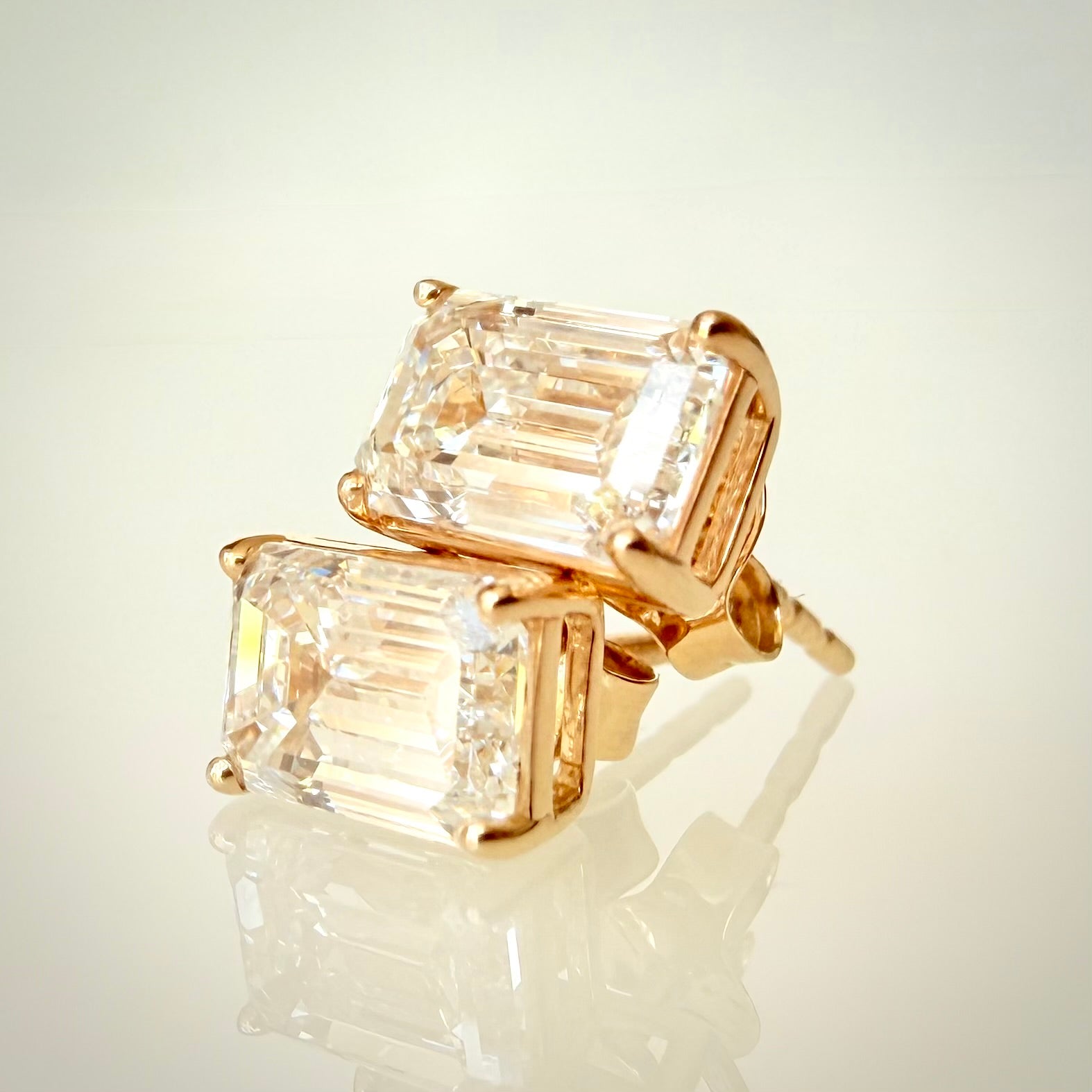 14 kt keltakultaiset smaragdihiotut timanttikorvakorut 2,13 ct – IGI