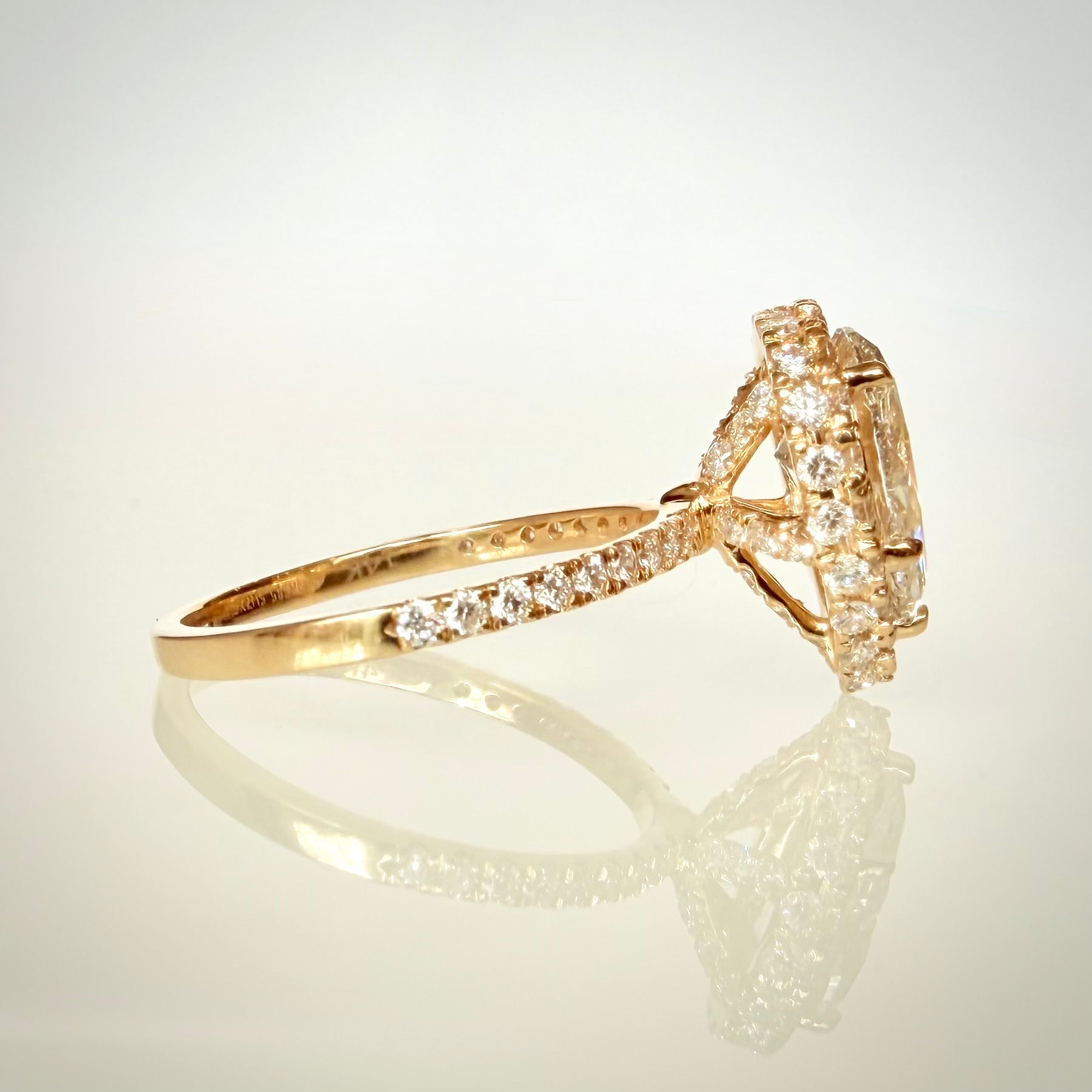 2,60 ct Pear Halo -timanttisormus – Hidden Halo – 14K keltakulta – IGI