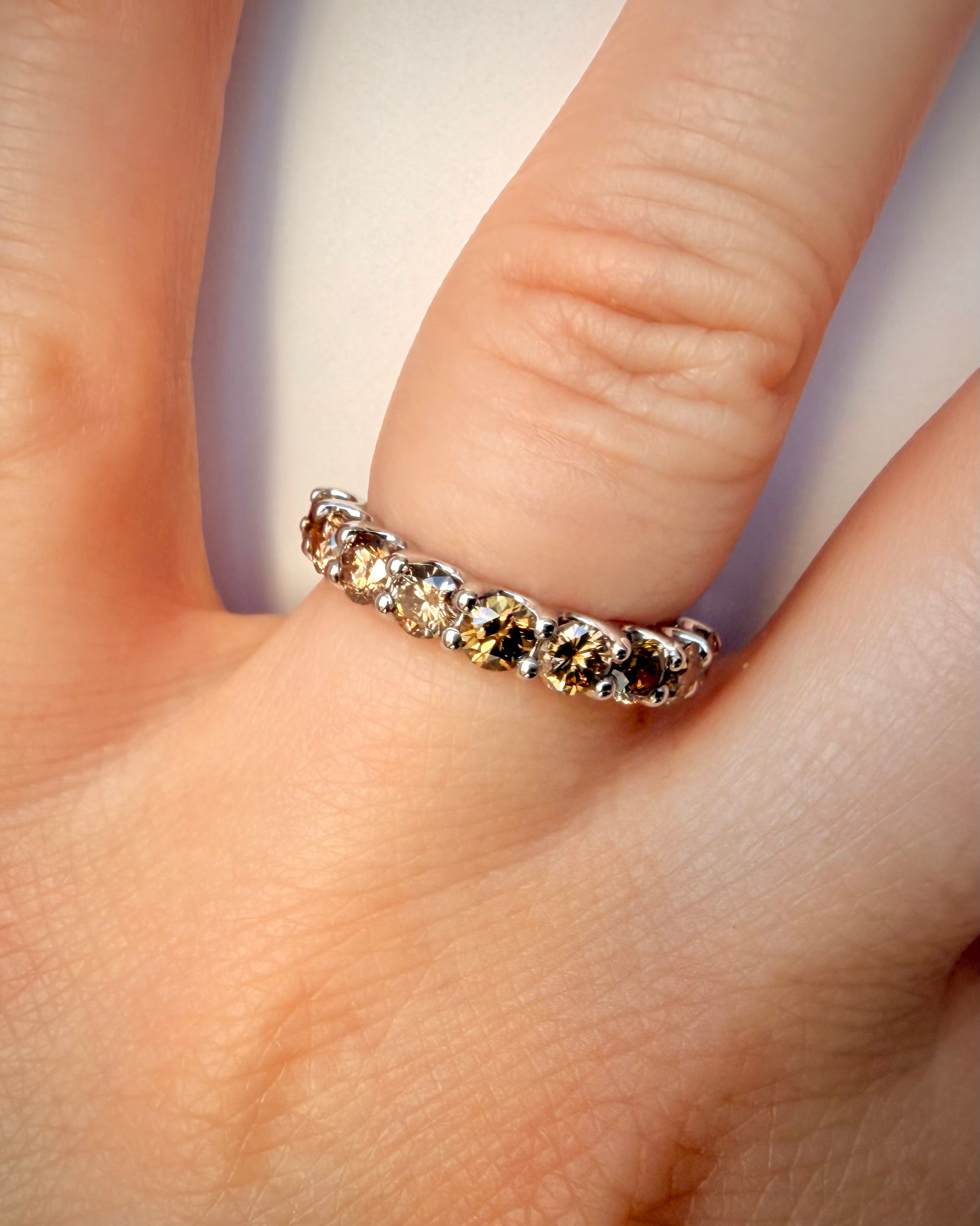 14K valkokultainen konjakkitimanttirivisormus 1,66 ct