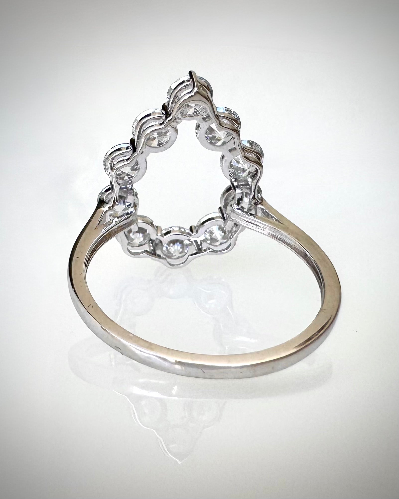 2,08 ct Open Halo -timanttisormus – 14K Valkokulta | HRD Antwerp Jewellery Report