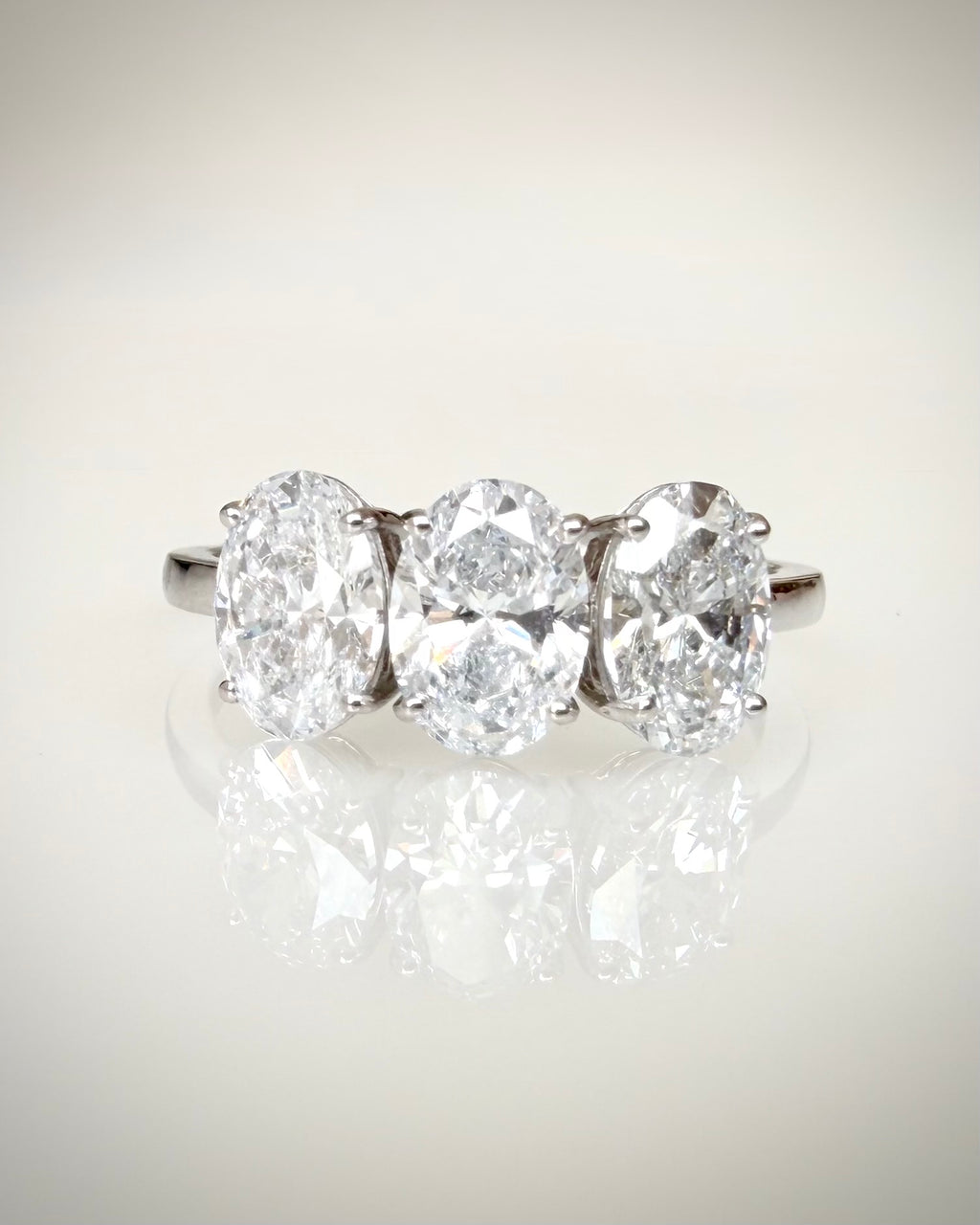14K valkokultainen ovaali trilogy-timanttisormus 2,24 ct