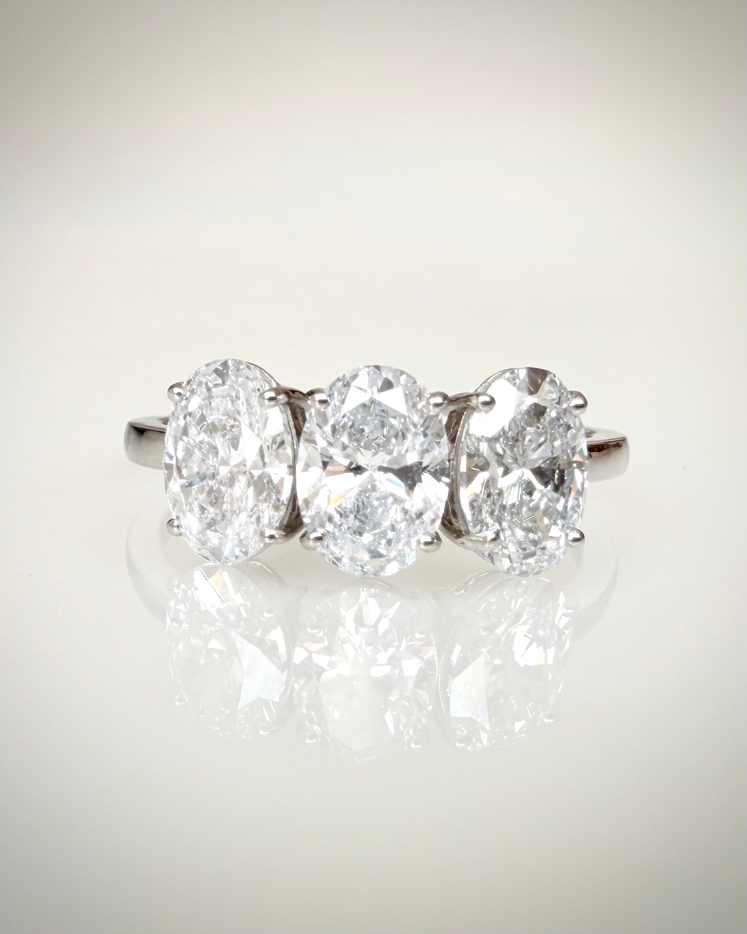 14K valkokultainen ovaali trilogy-timanttisormus 2,24 ct