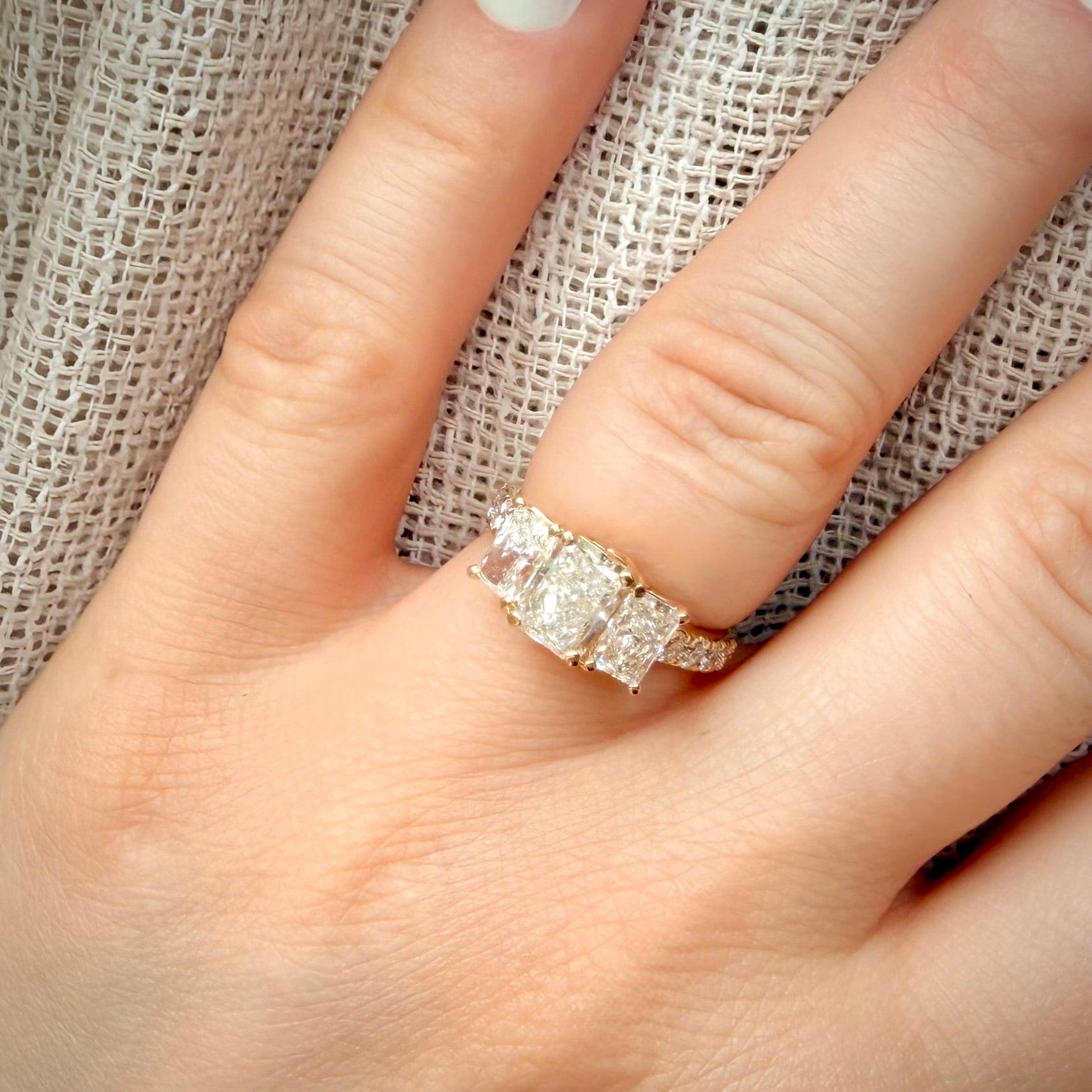 3,01 ct Radiant Trilogy -timanttisormus – 14K keltakulta – IGI
