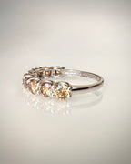 14K valkokultainen konjakkitimanttirivisormus 1,66 ct