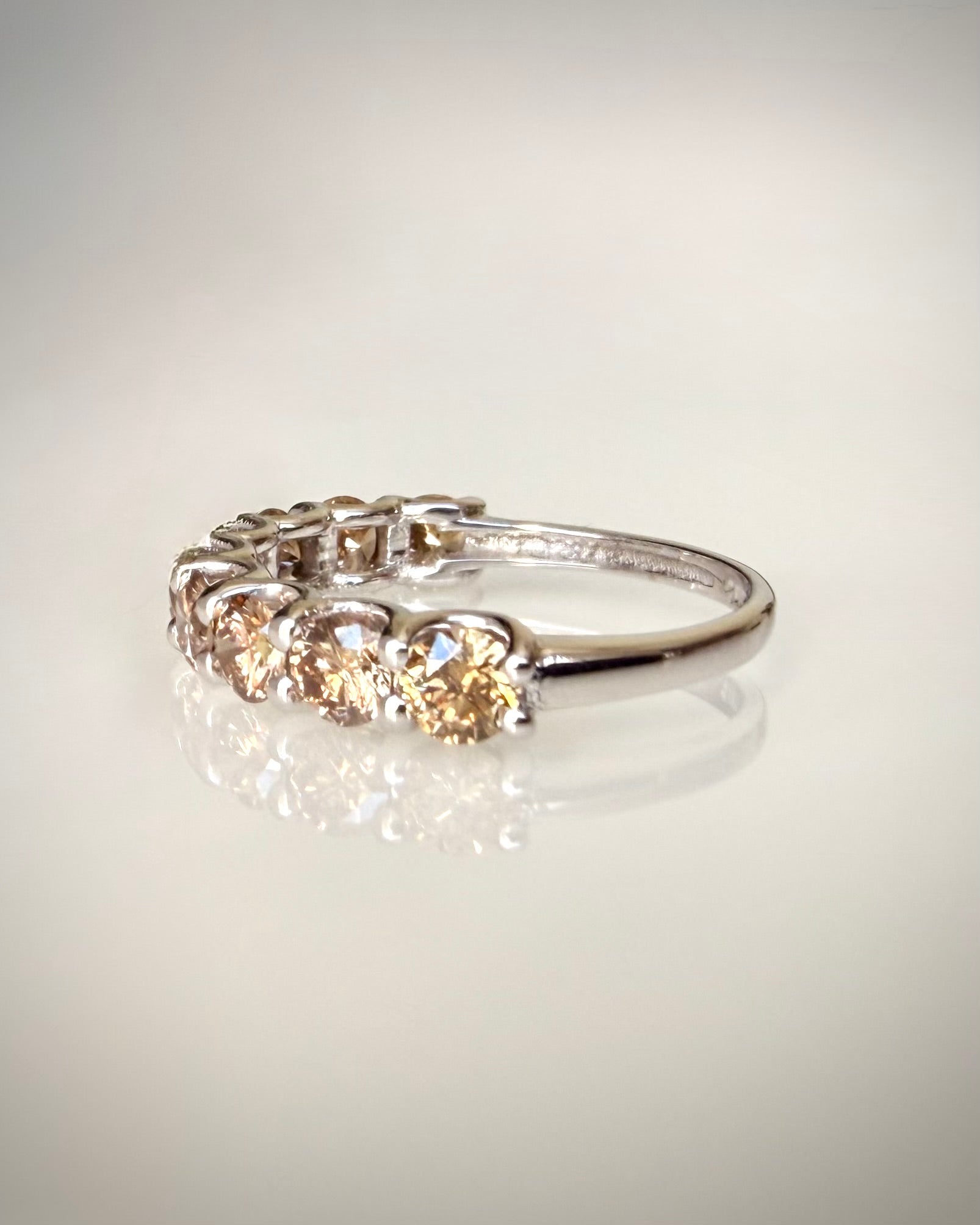 14K valkokultainen konjakkitimanttirivisormus 1,66 ct