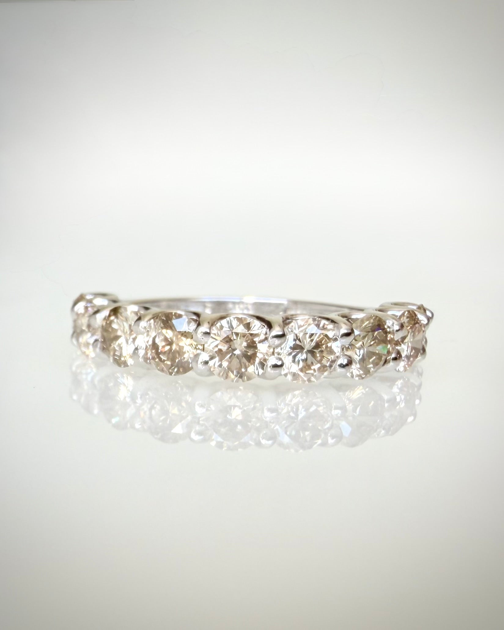 14K valkokultainen timanttirivisormus 2,00 ct