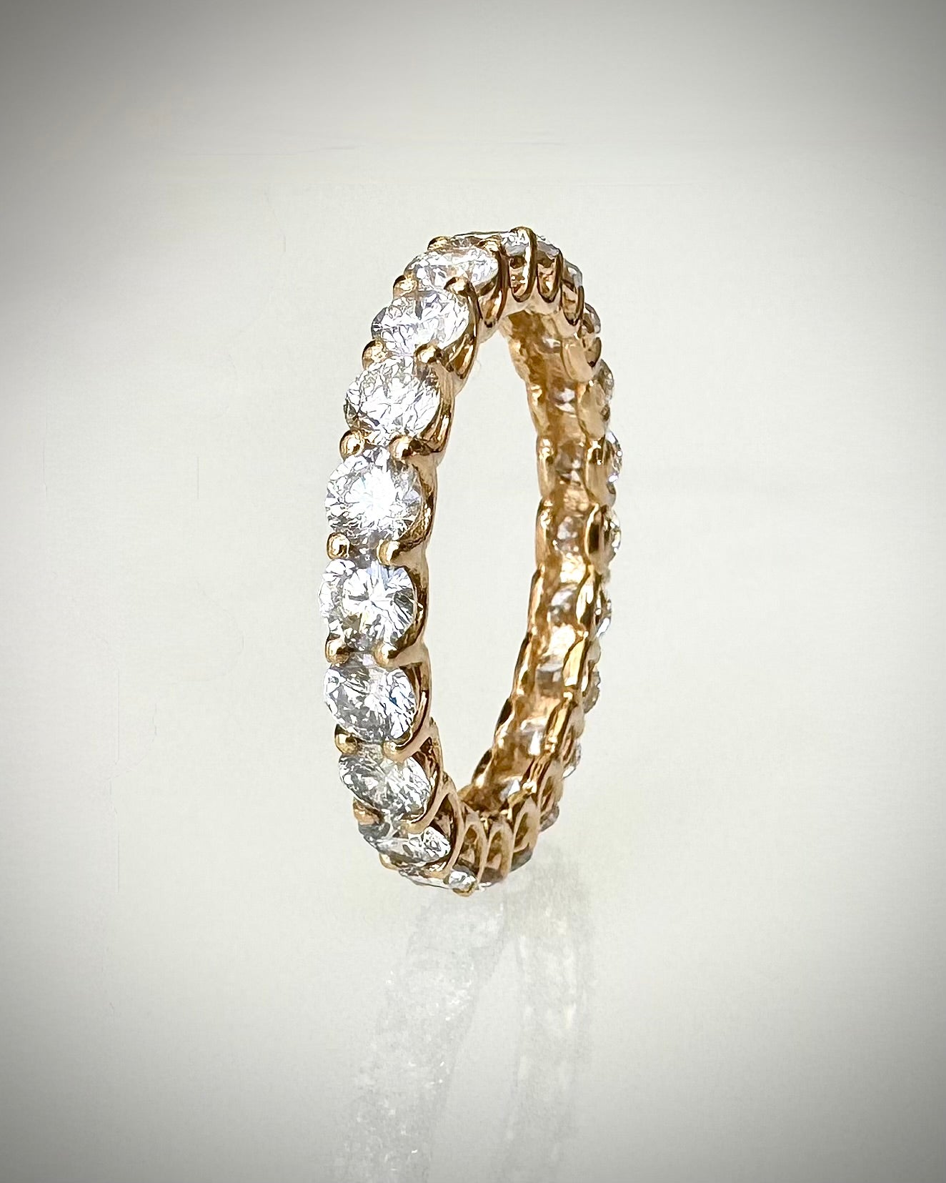 14K kultainen eternity-timanttisormus 2,18 ct
